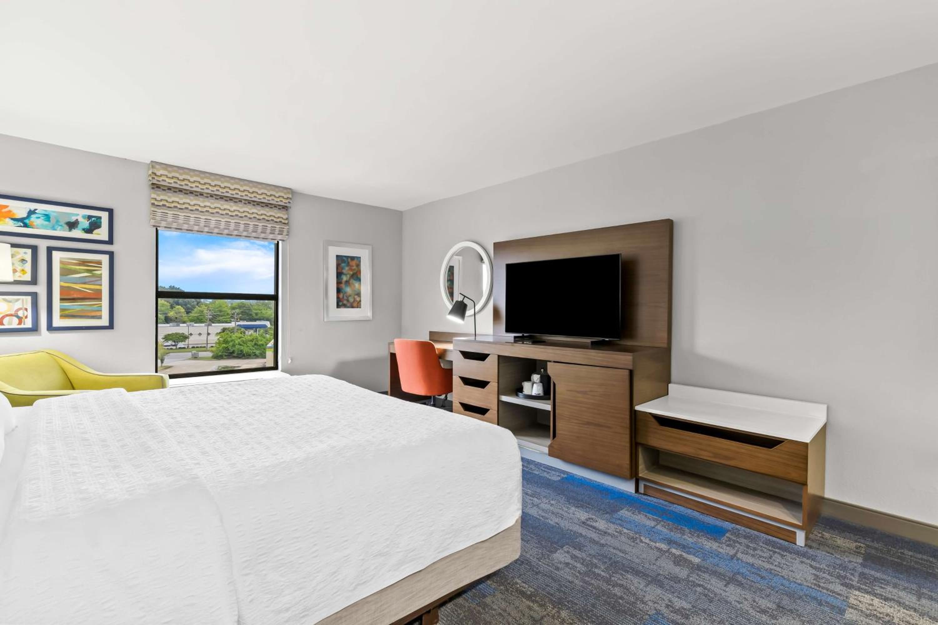 Deluxe King Room - Non-Smoking - Photo 2