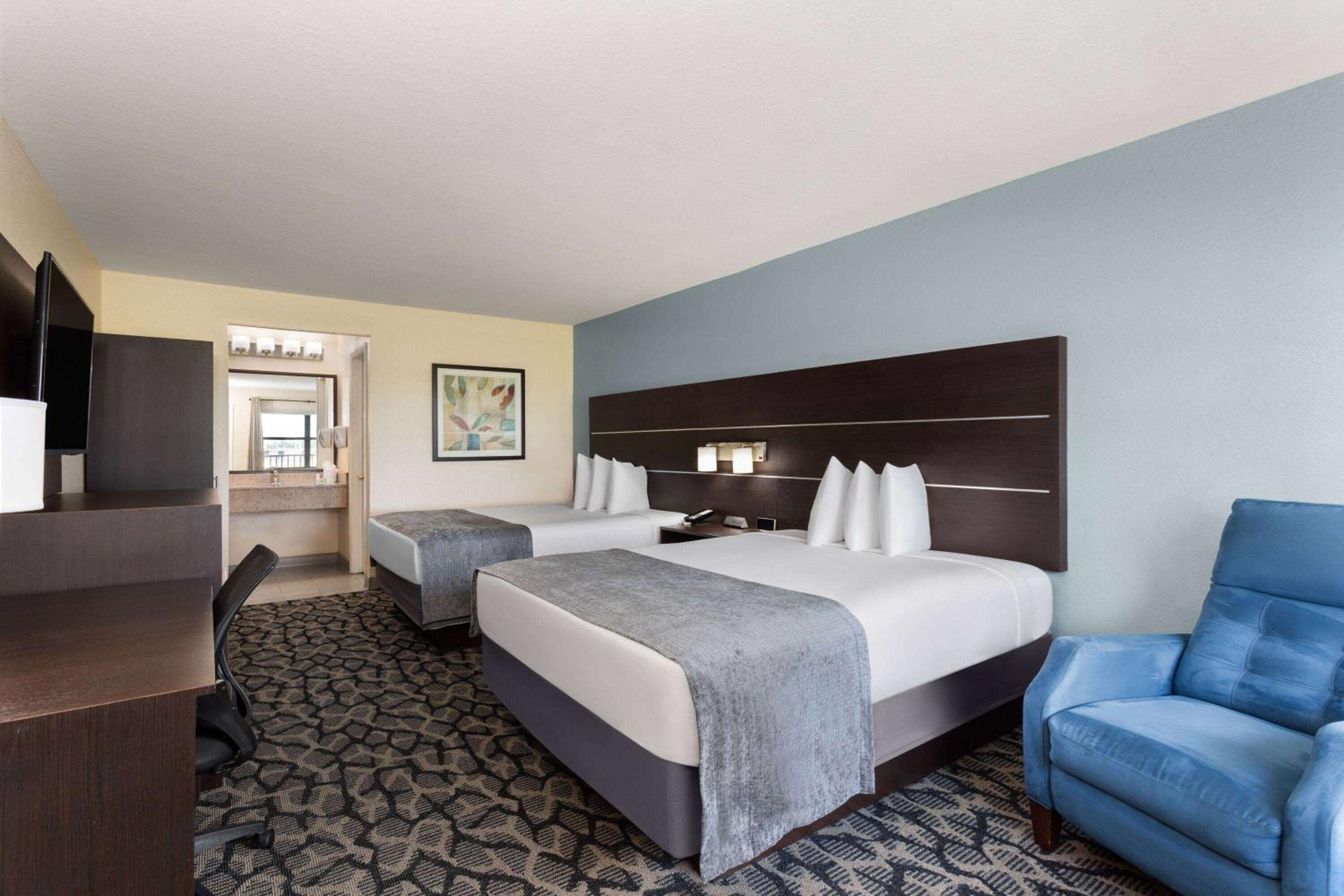 Queen Room with Two Queen Beds - Non-Smoking - Photo 1