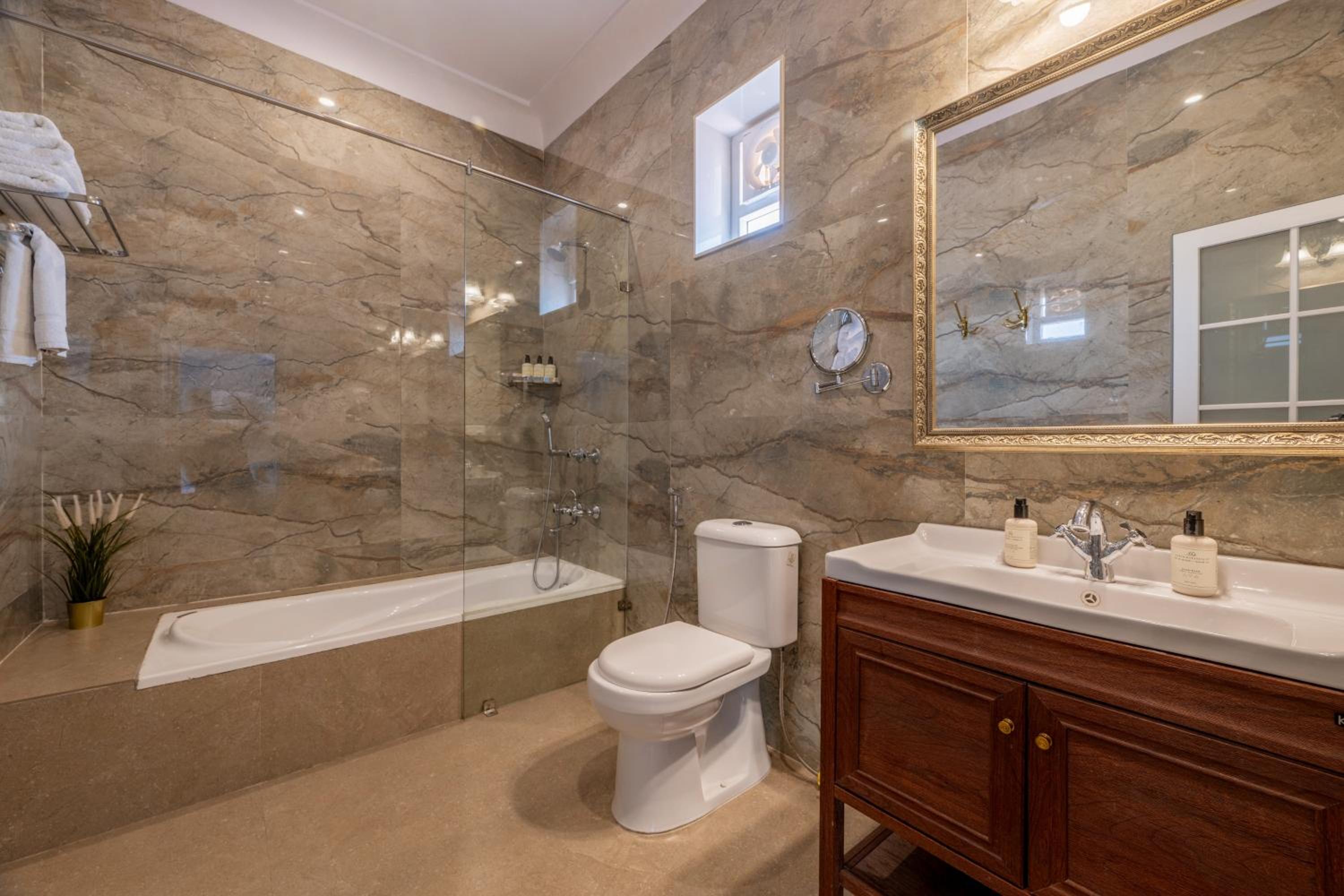 Superior Double Room with full day use of Private car with Chauffeur. - Photo 11
