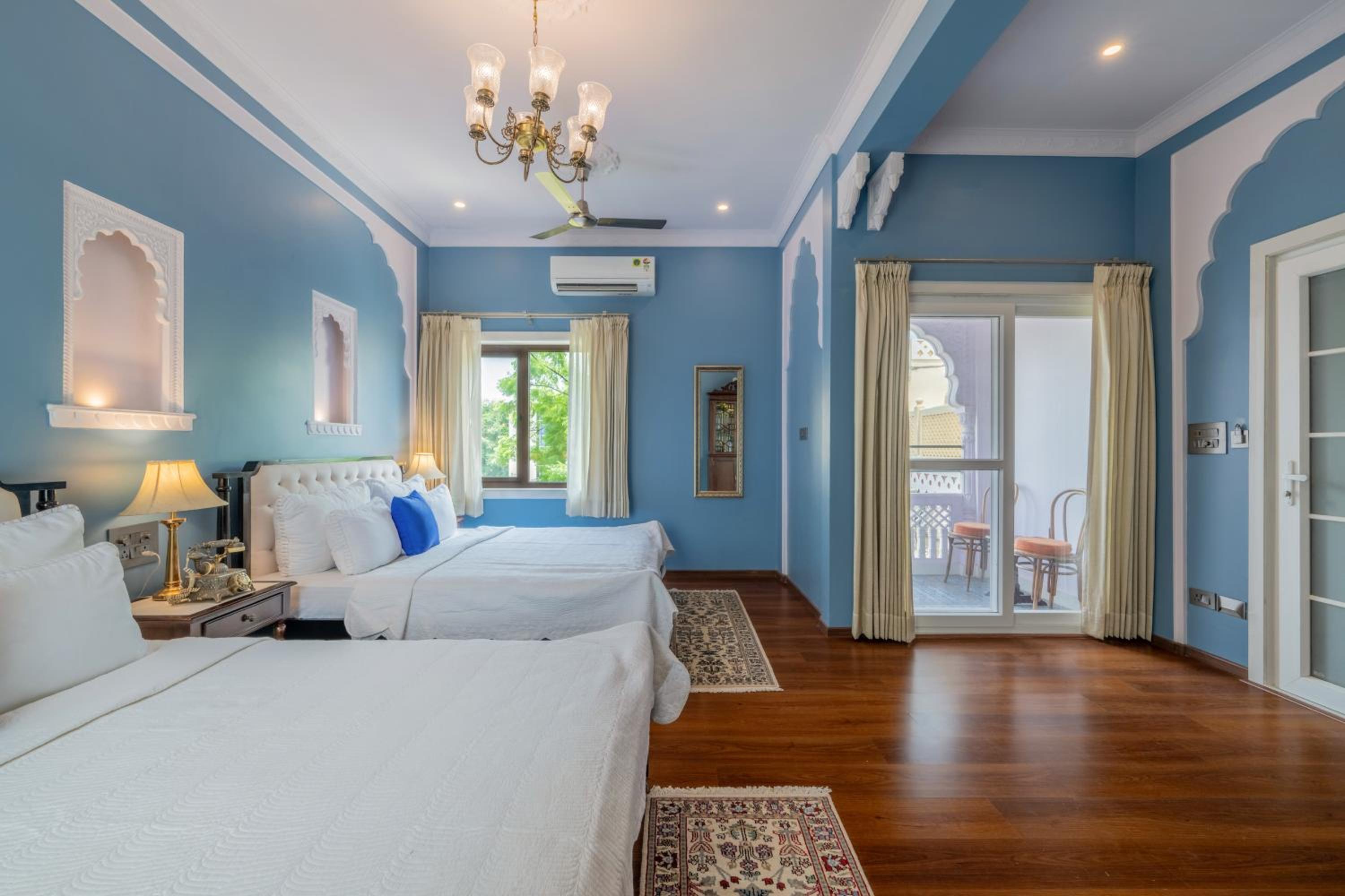 Superior Double Room with full day use of Private car with Chauffeur. - Photo 1