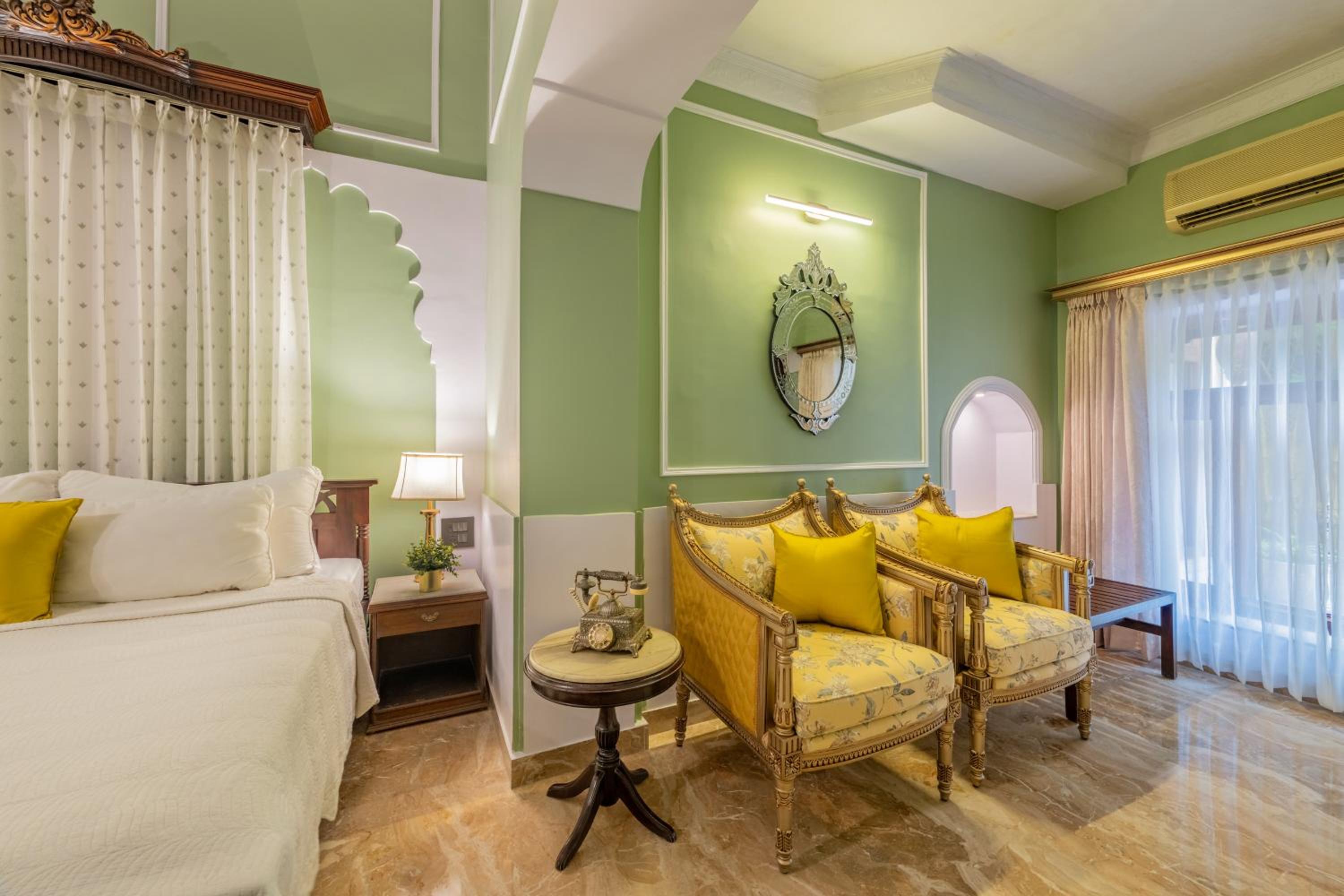 Superior Double Room with full day use of Private car with Chauffeur. - Photo 7