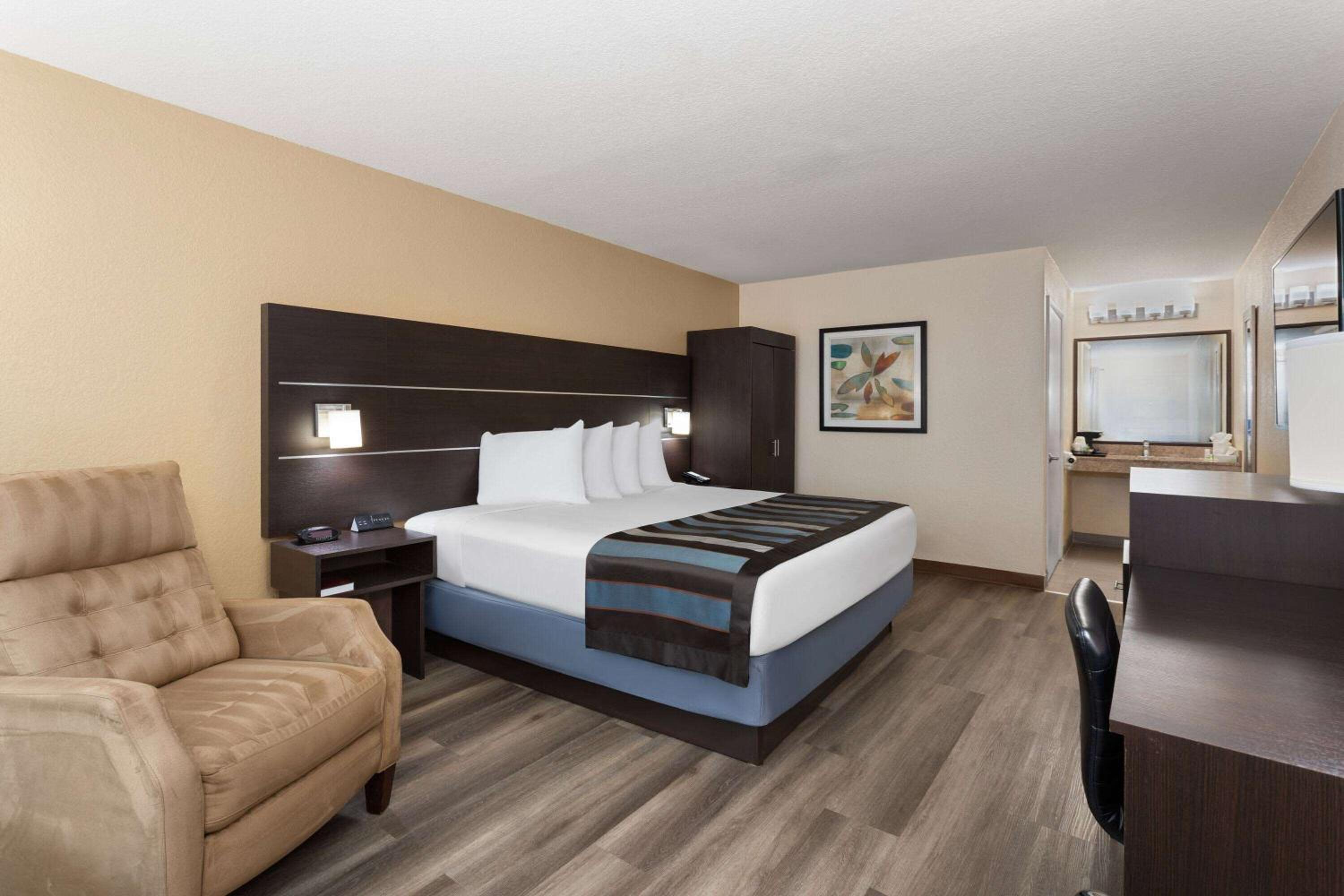 King Room  with Roll In Shower - Mobility/Hearing Impaired/Non-Smoking - Photo 1