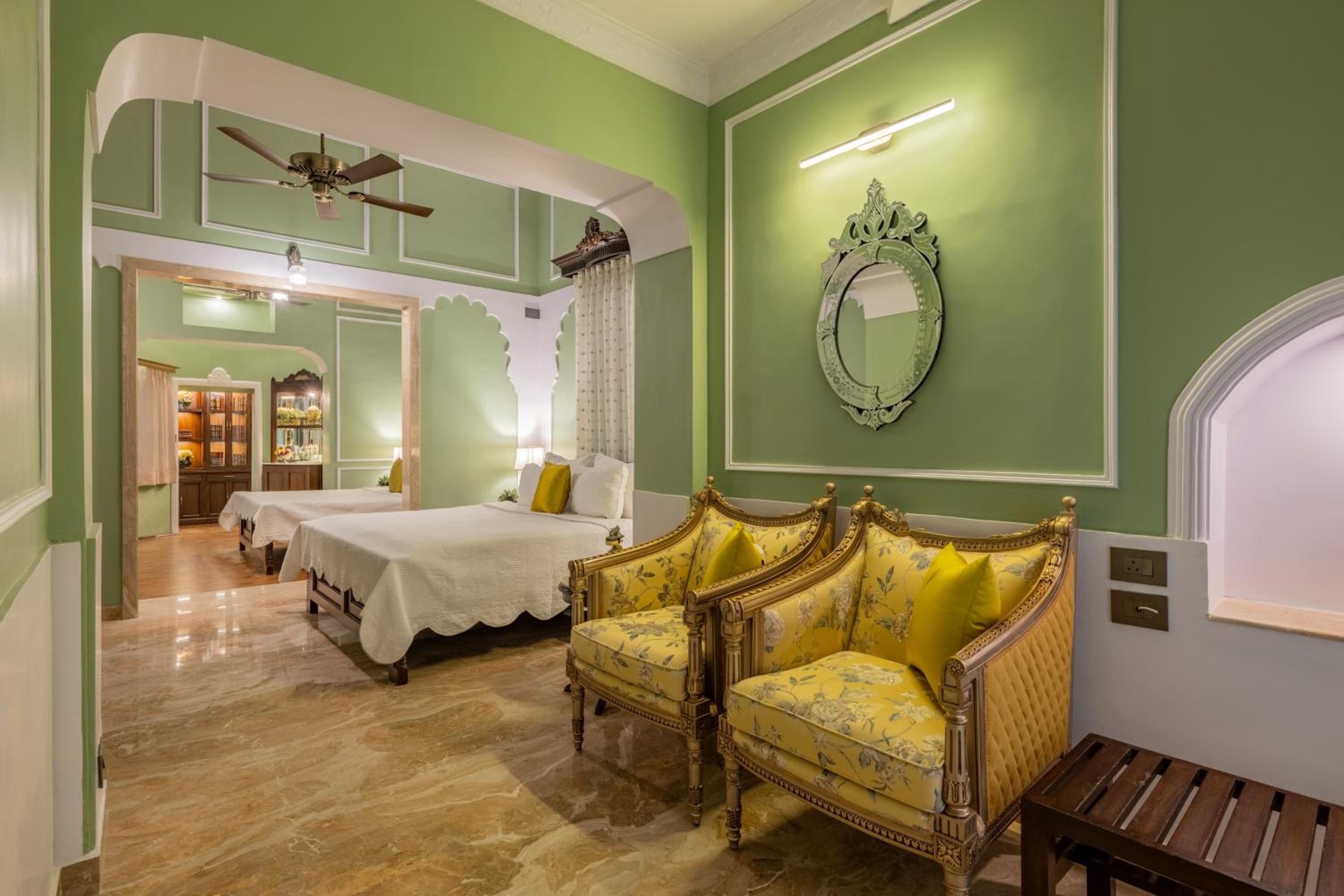 Superior Double Room with full day use of Private car with Chauffeur. - Photo 8