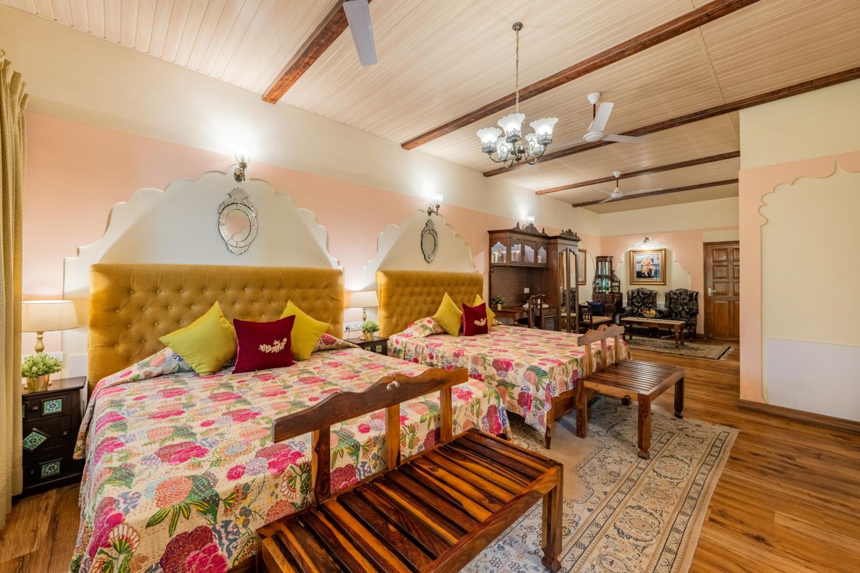 Superior Double Room with full day use of Private car with Chauffeur. - Photo 9