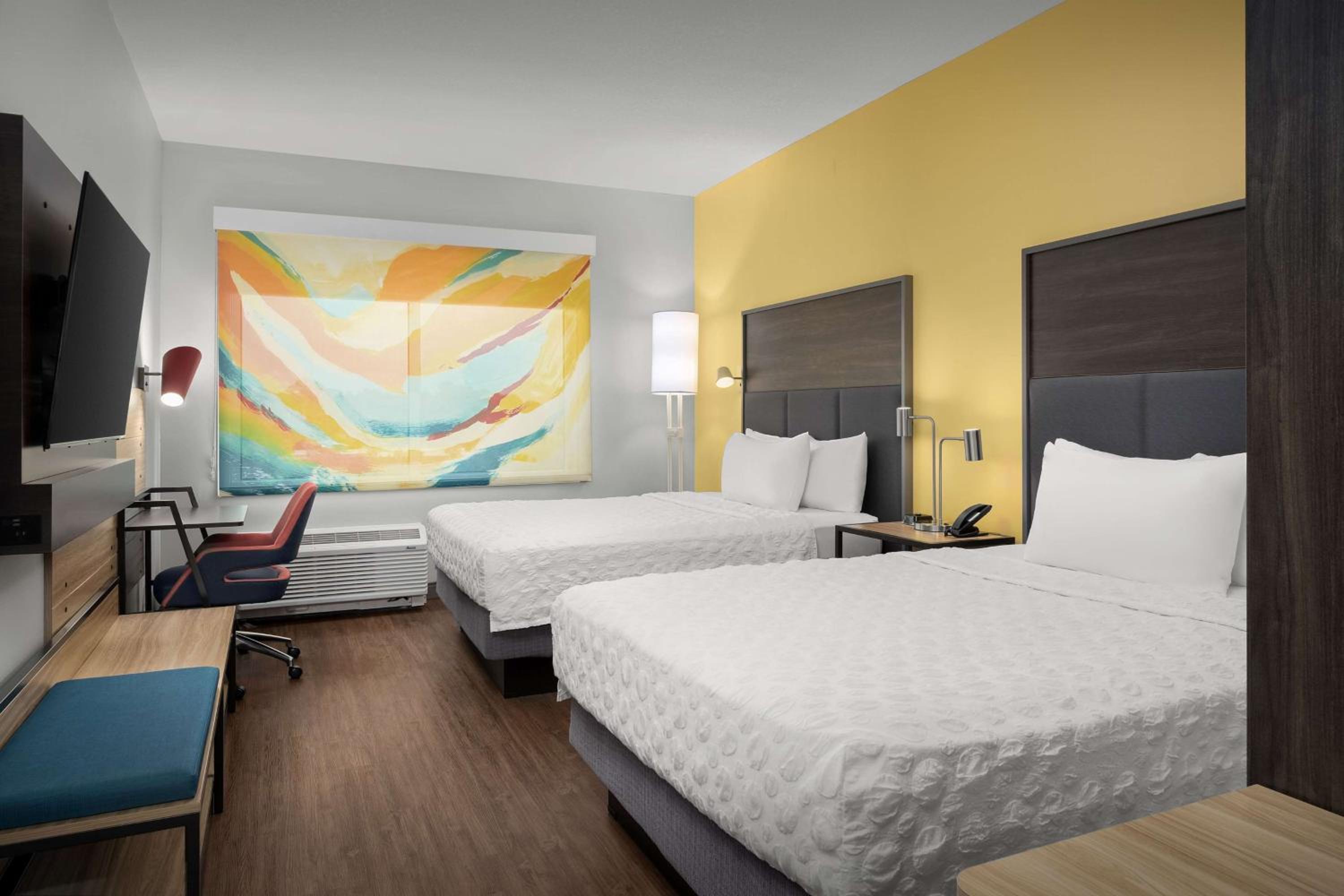 Queen Room with Two Queen Beds and Walk-In Shower - Photo 5