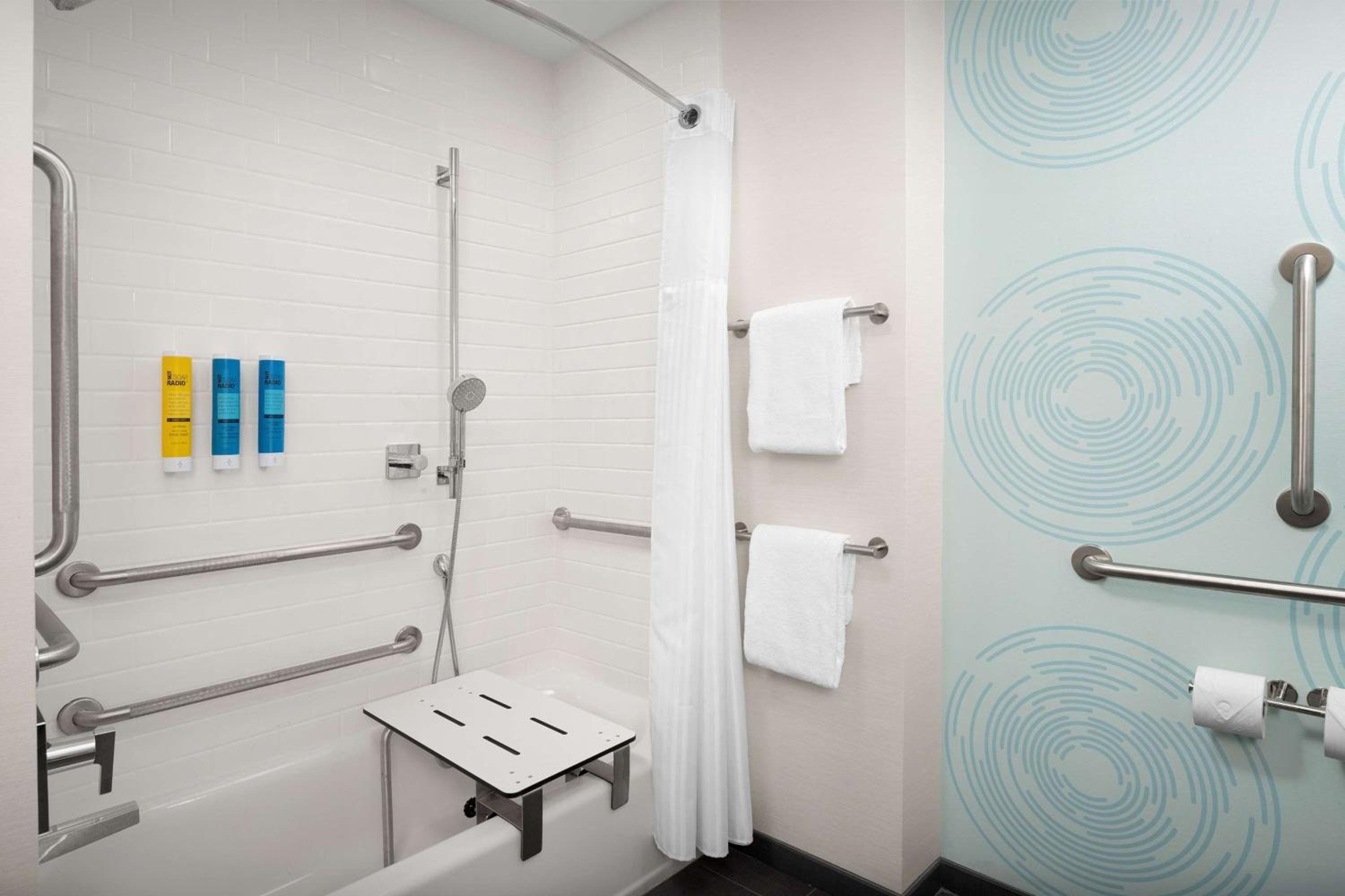 King Room with Bath Tub - Mobility Access - Photo 5