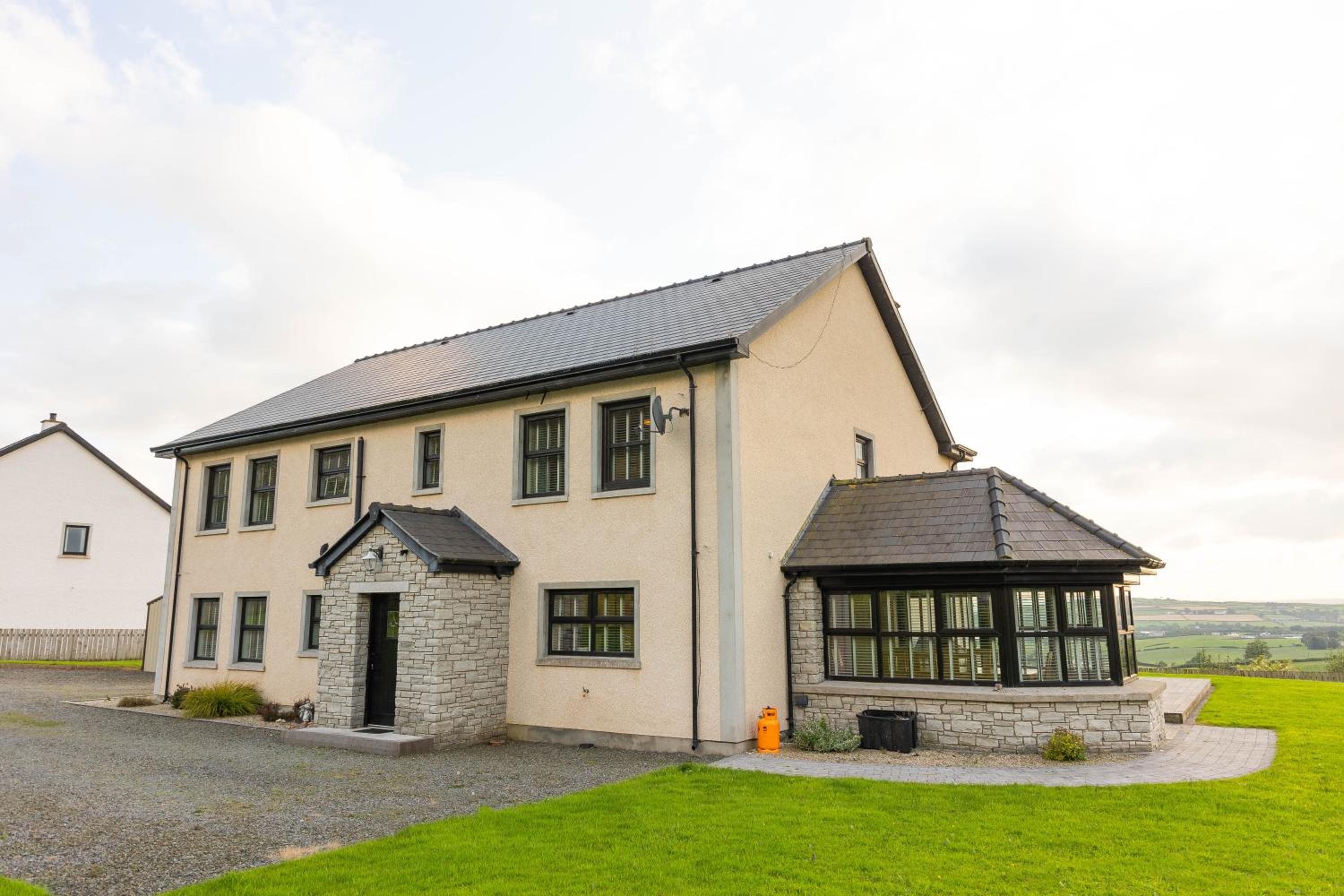Five-Bedroom House photo 2