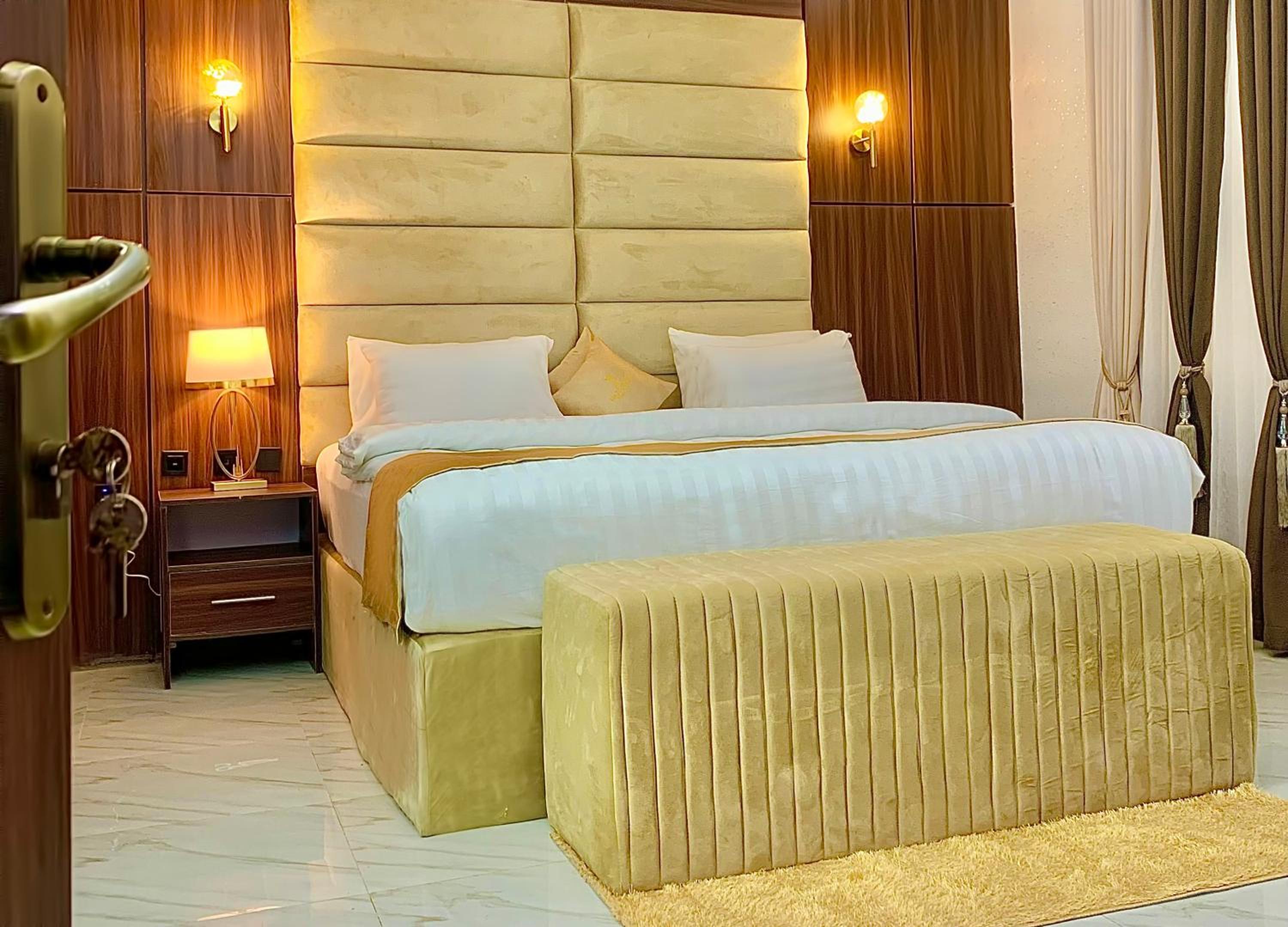 Queen Suite With Spa Bath photo 1