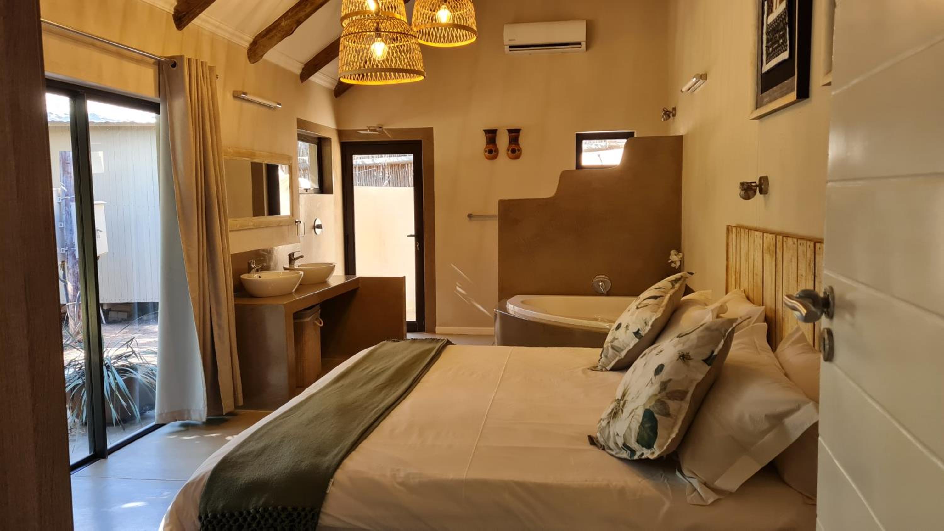Five-Bedroom House photo 1