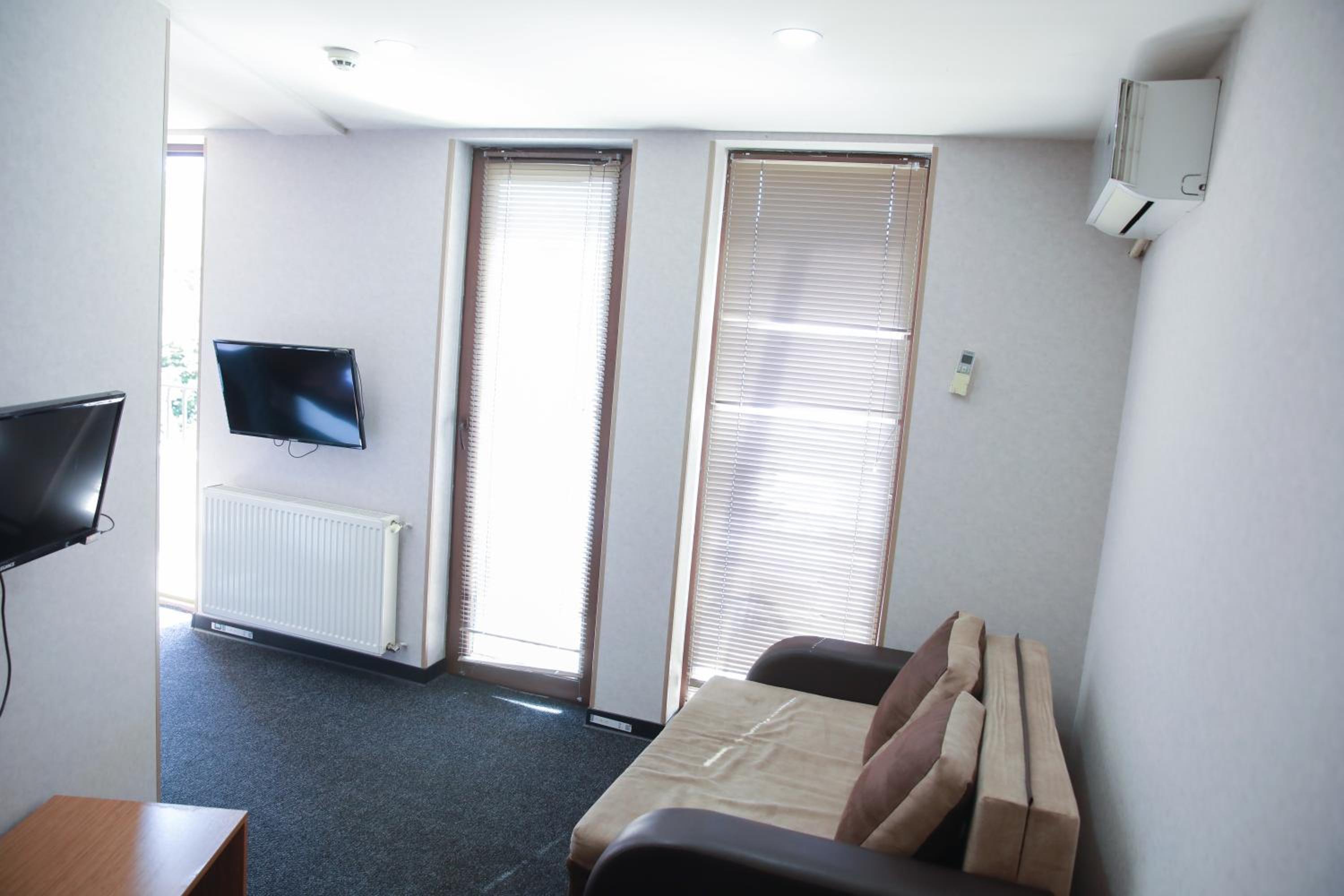 Deluxe Room with Balcony photo 2