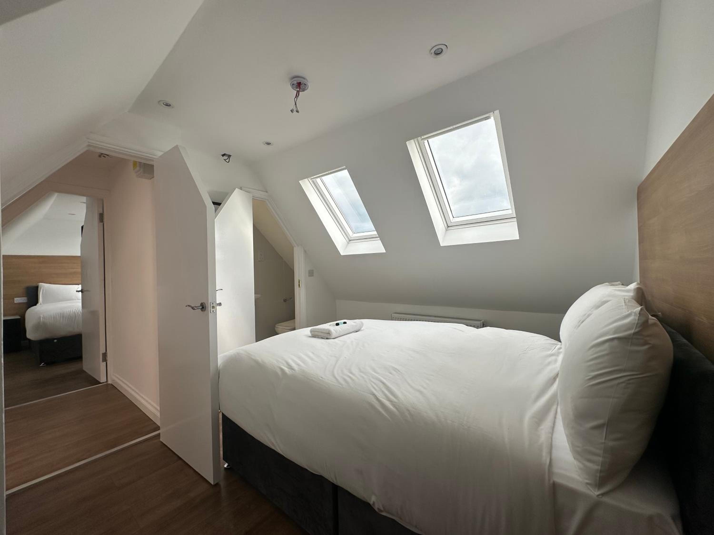 Eight-Bedroom House photo 1