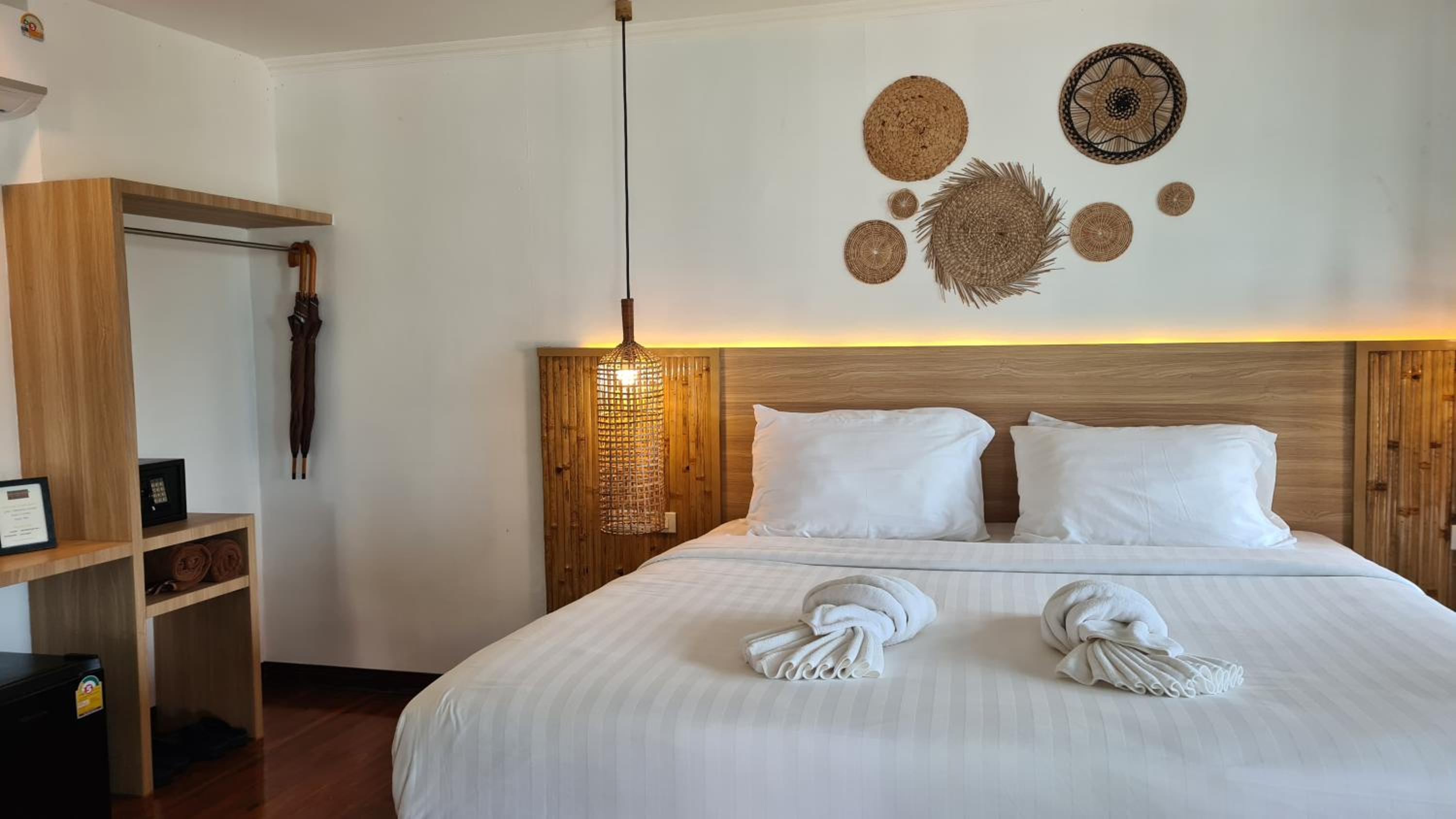 Deluxe Bungalow with Partial Ocean View photo 2