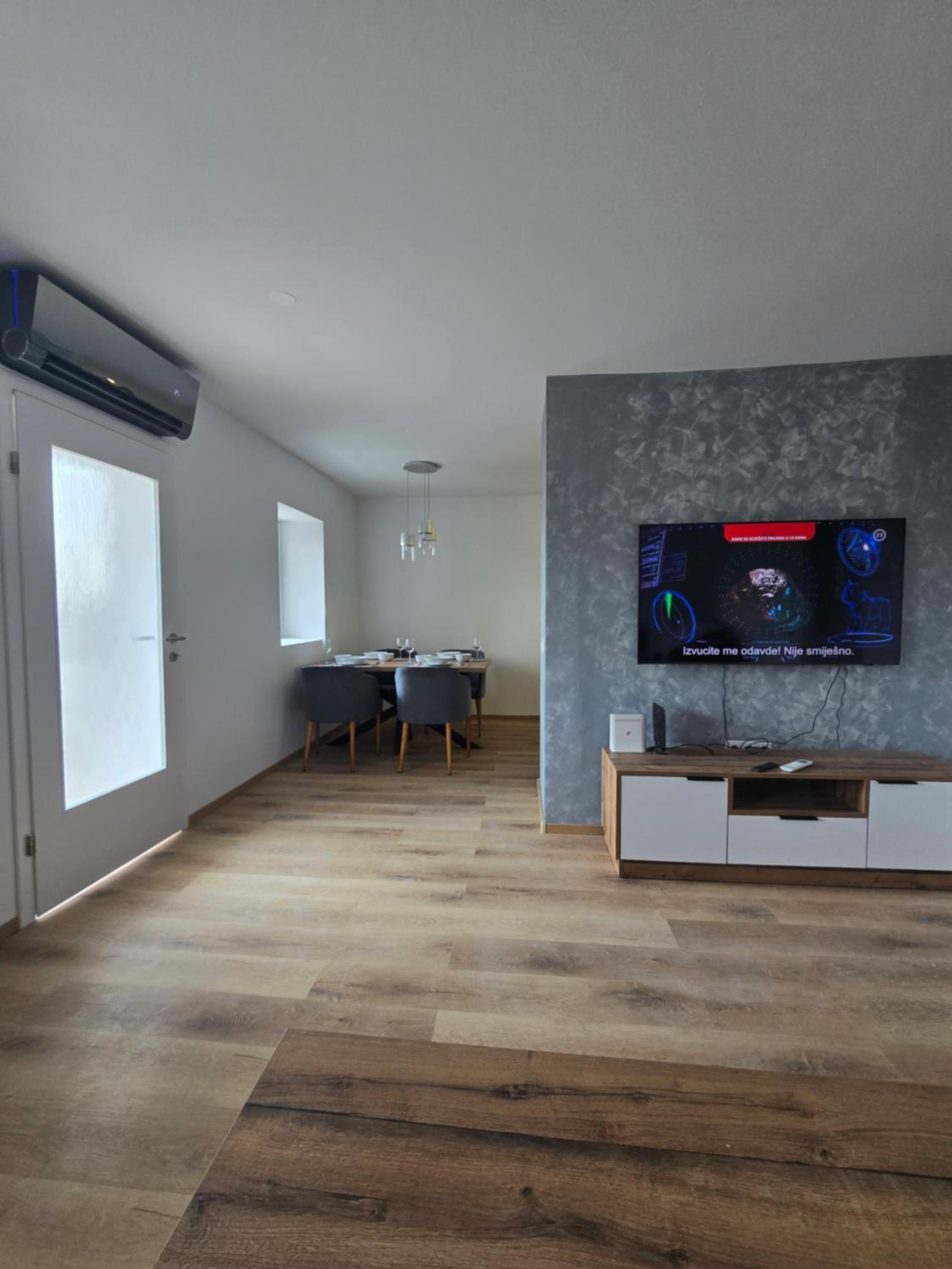 Two-Bedroom Apartment with Mountain View photo 2