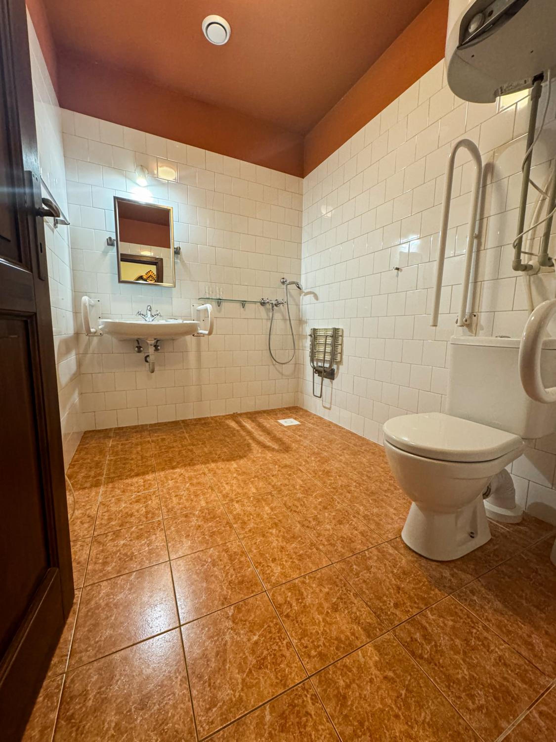 Twin Room - Disability Access photo 2