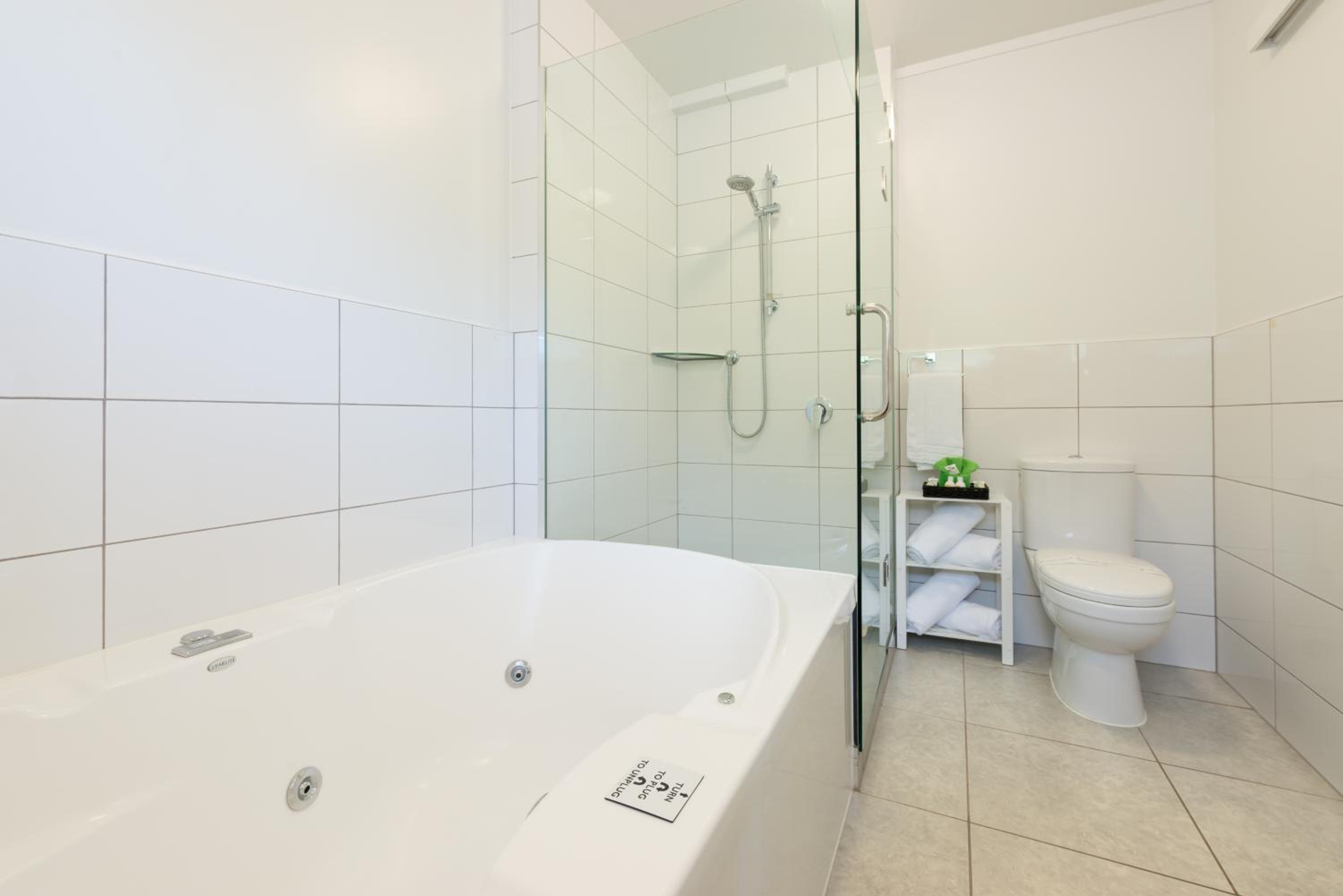 Deluxe Studio Suite with Spa Bath - Photo 8