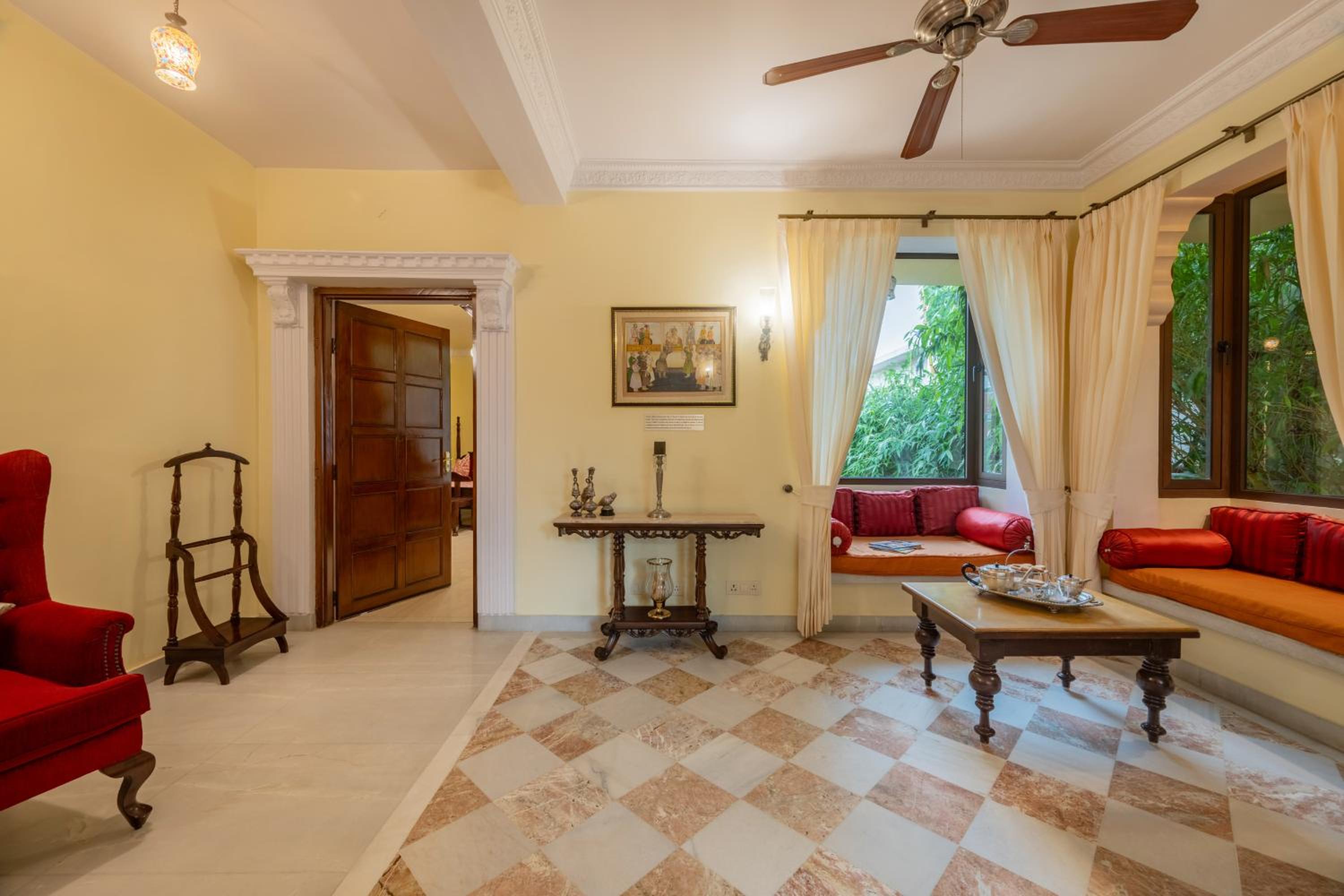Superior Double Room with full day use of Private car with Chauffeur. - Photo 5