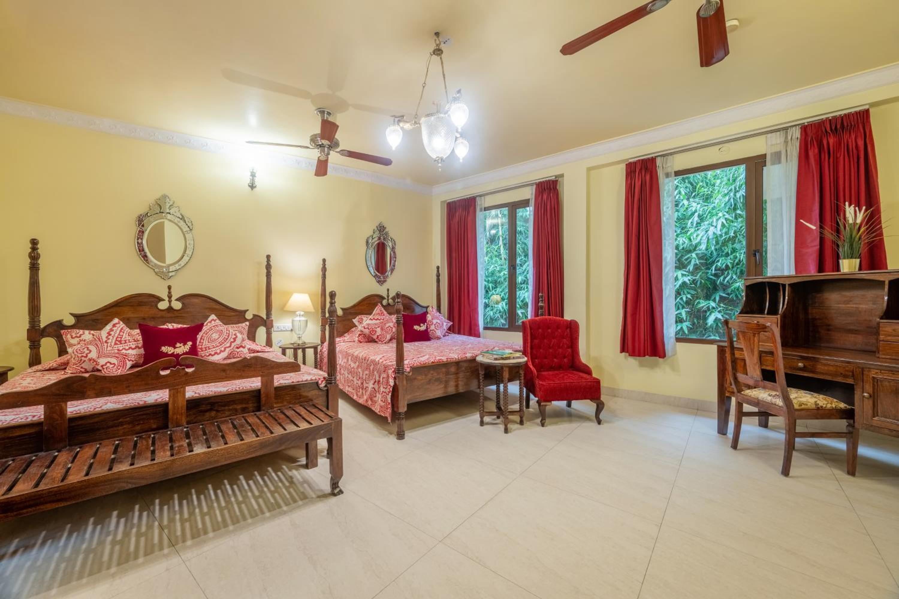 Superior Double Room with full day use of Private car with Chauffeur. - Photo 3