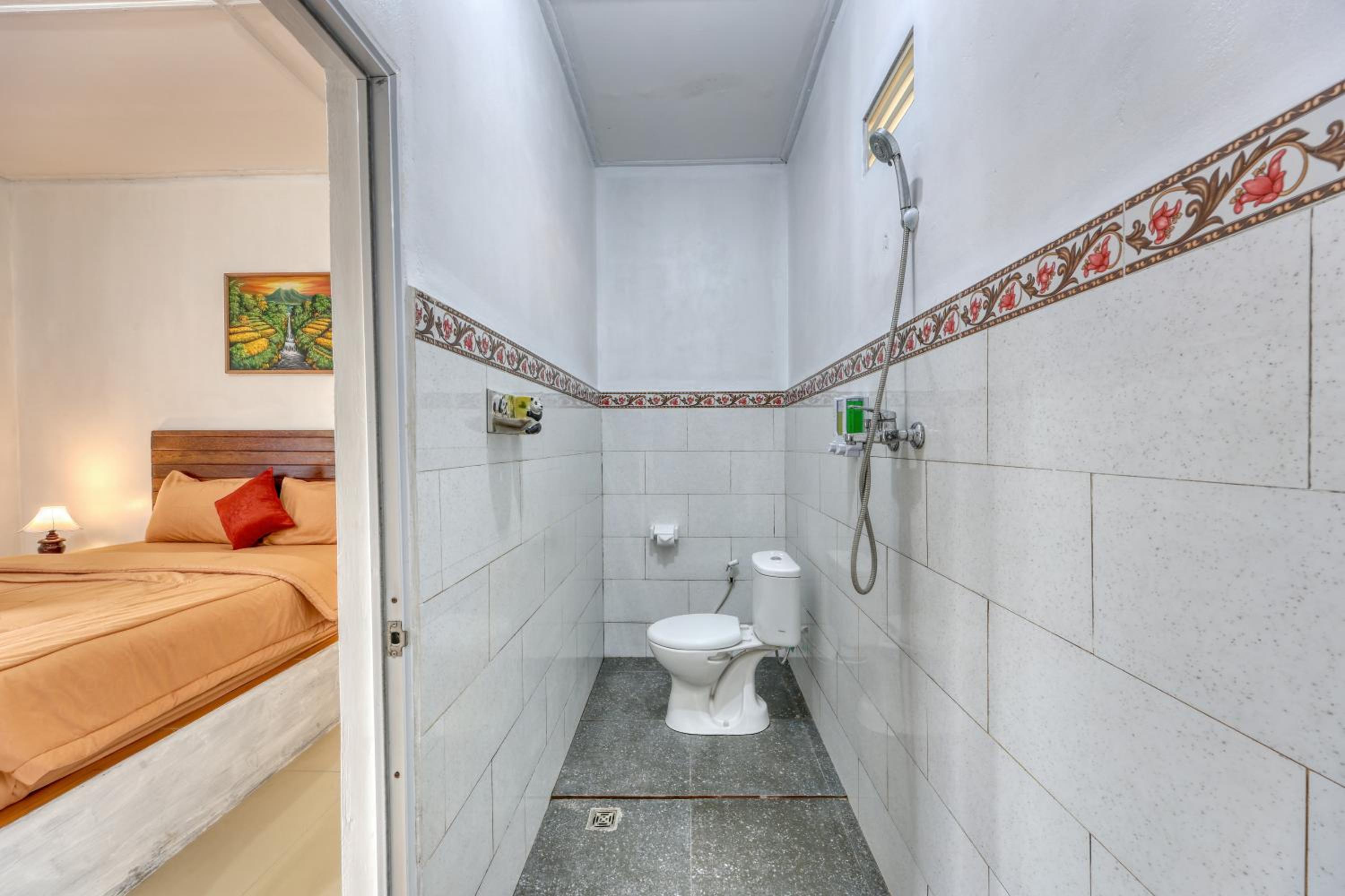 Double Room with Private Bathroom - Photo 12