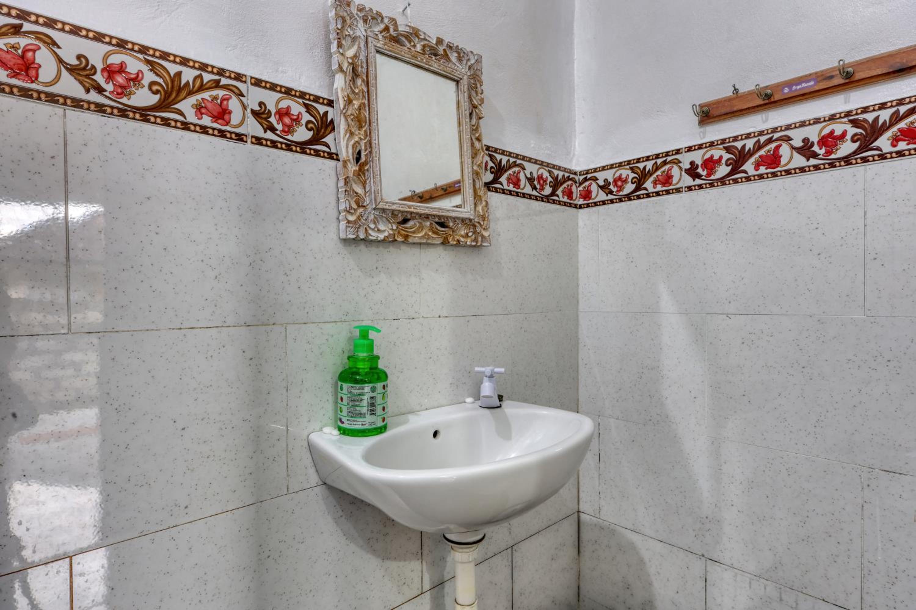 Double Room with Private Bathroom - Photo 6