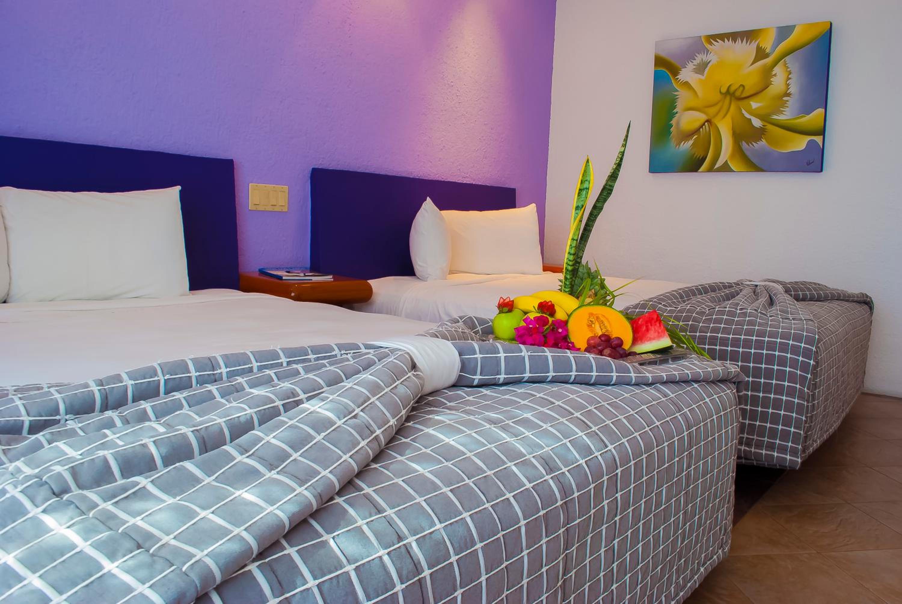 Standard Room with 2 queen size beds and balcony - Photo 5