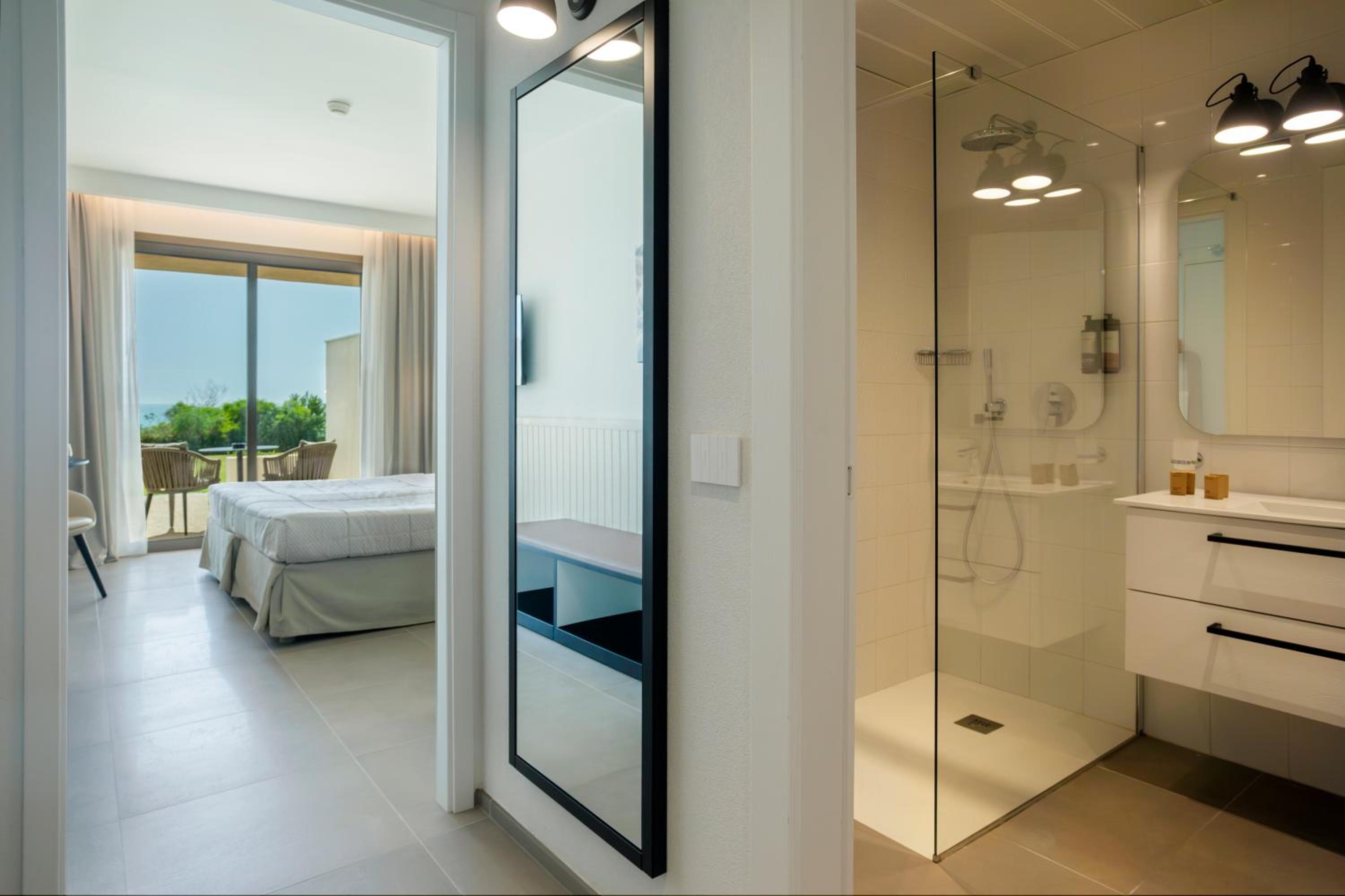 Classic Double Room with Sea View - Photo 2