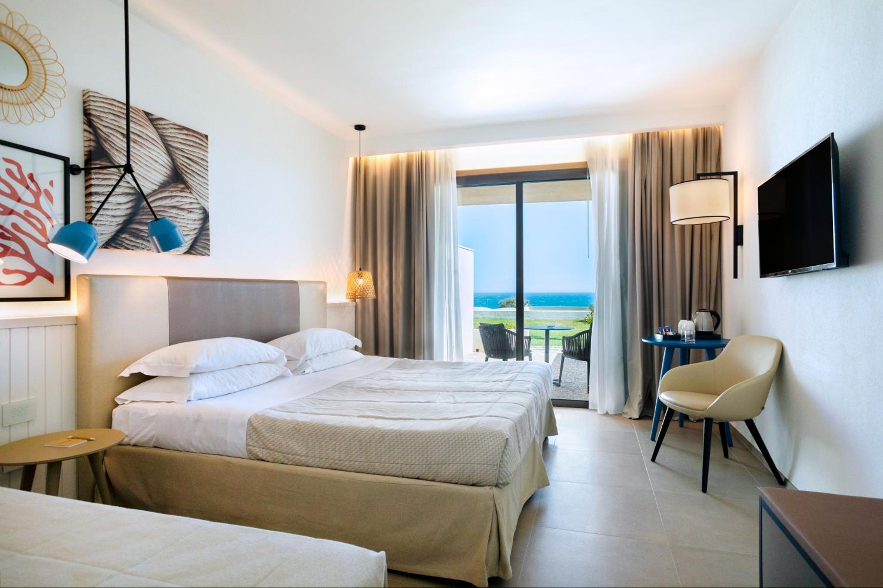 Superior Triple Room with Sea View - Photo 4