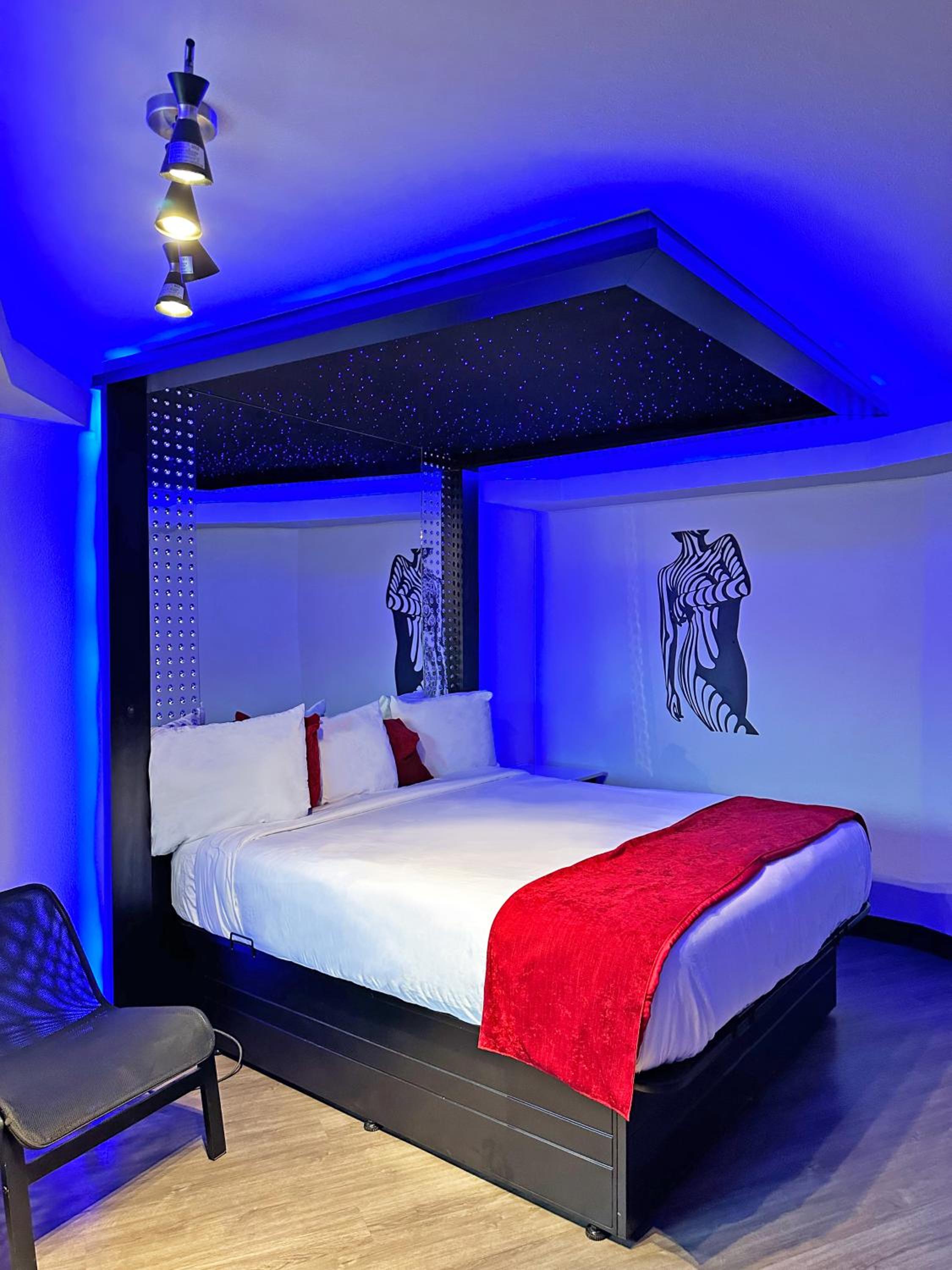 Standard Jacuzzi Suite photo 3
