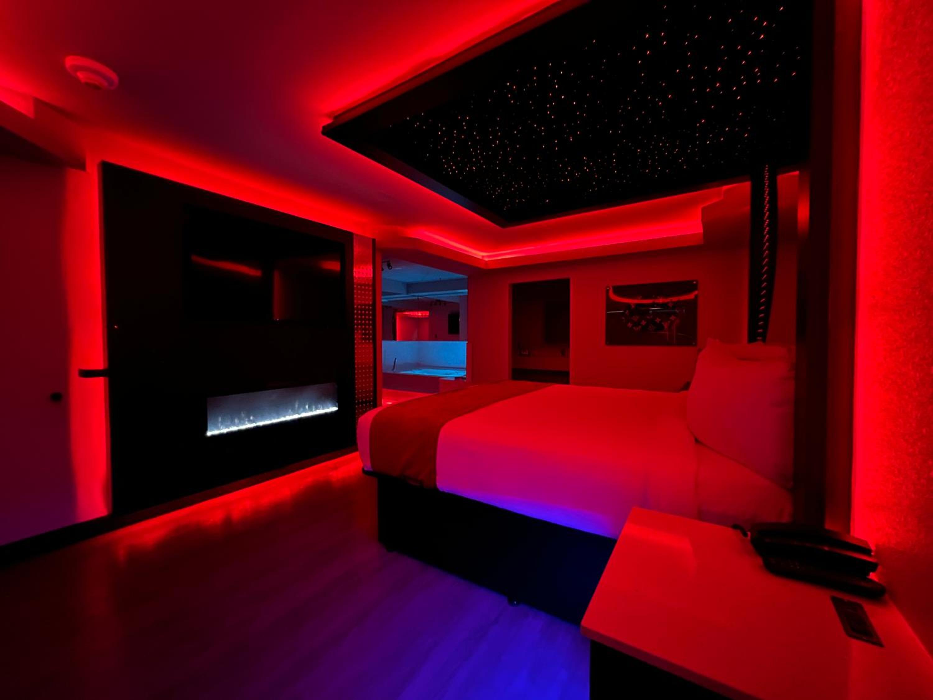 Deluxe Jacuzzi Suite photo 1