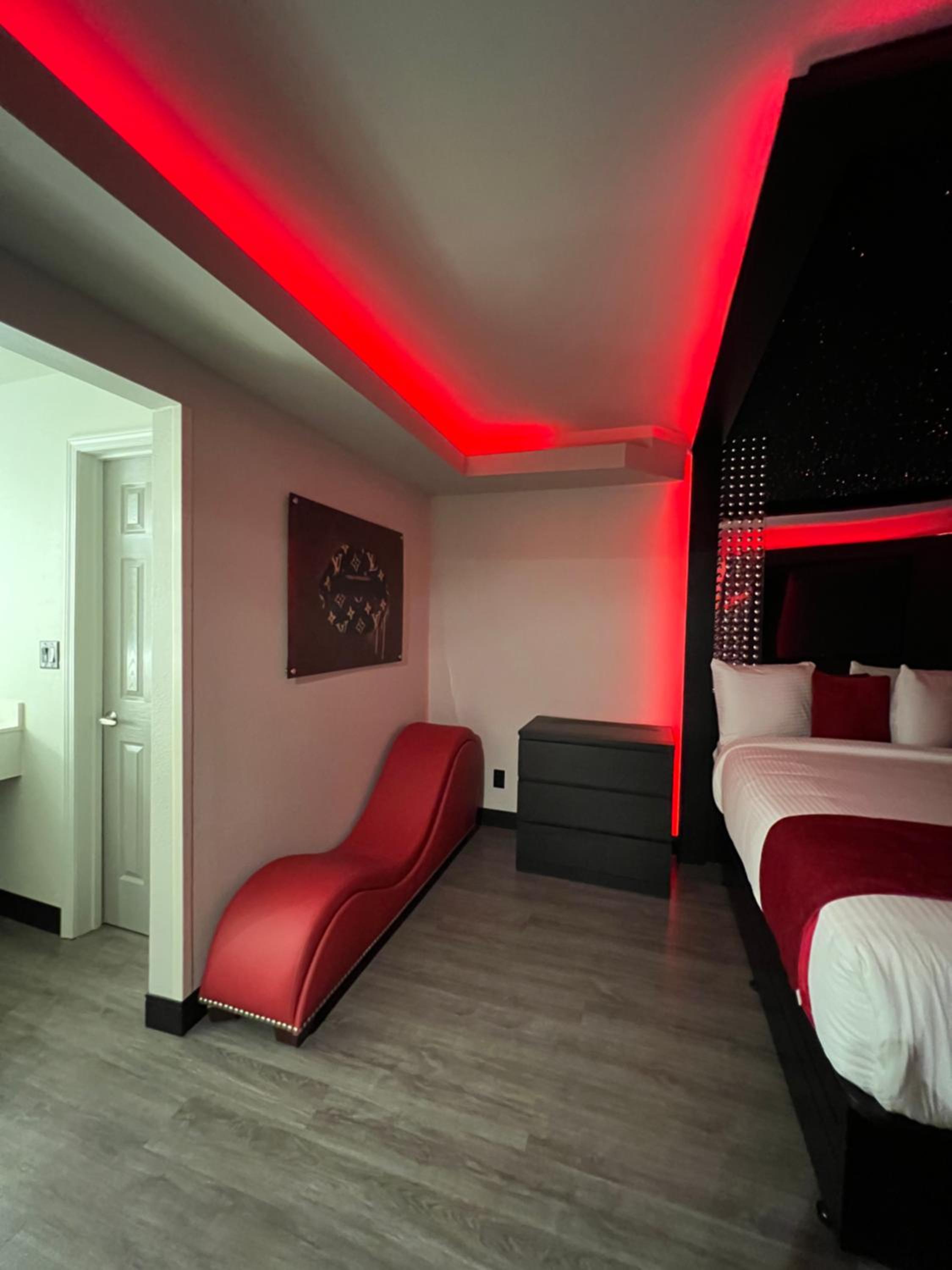 Deluxe Jacuzzi Suite photo 2