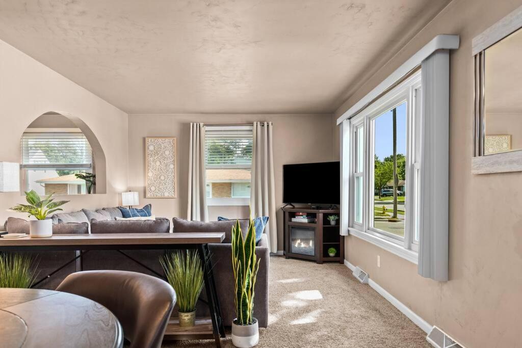 Three-Bedroom House photo 2
