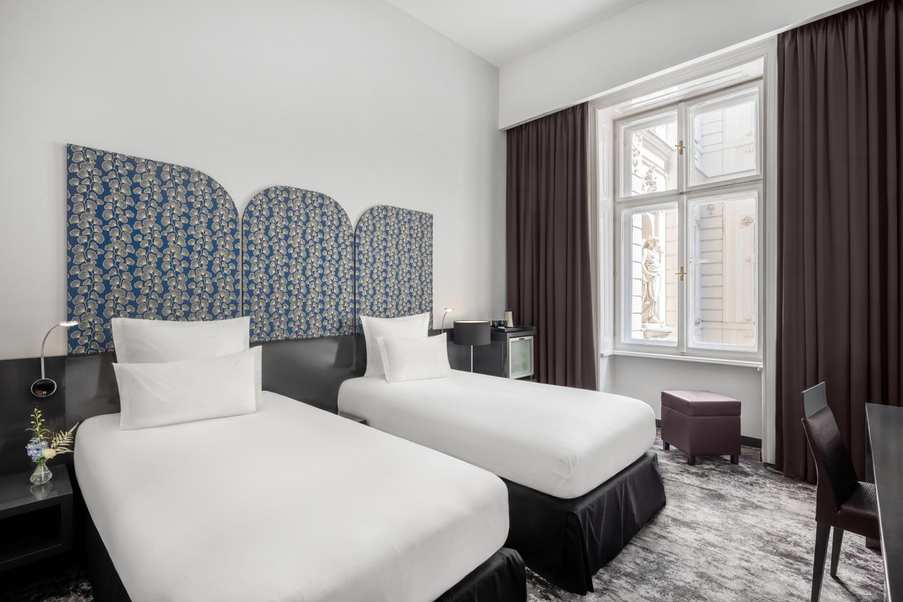 Classic Room with 2 Single Beds - Photo 10