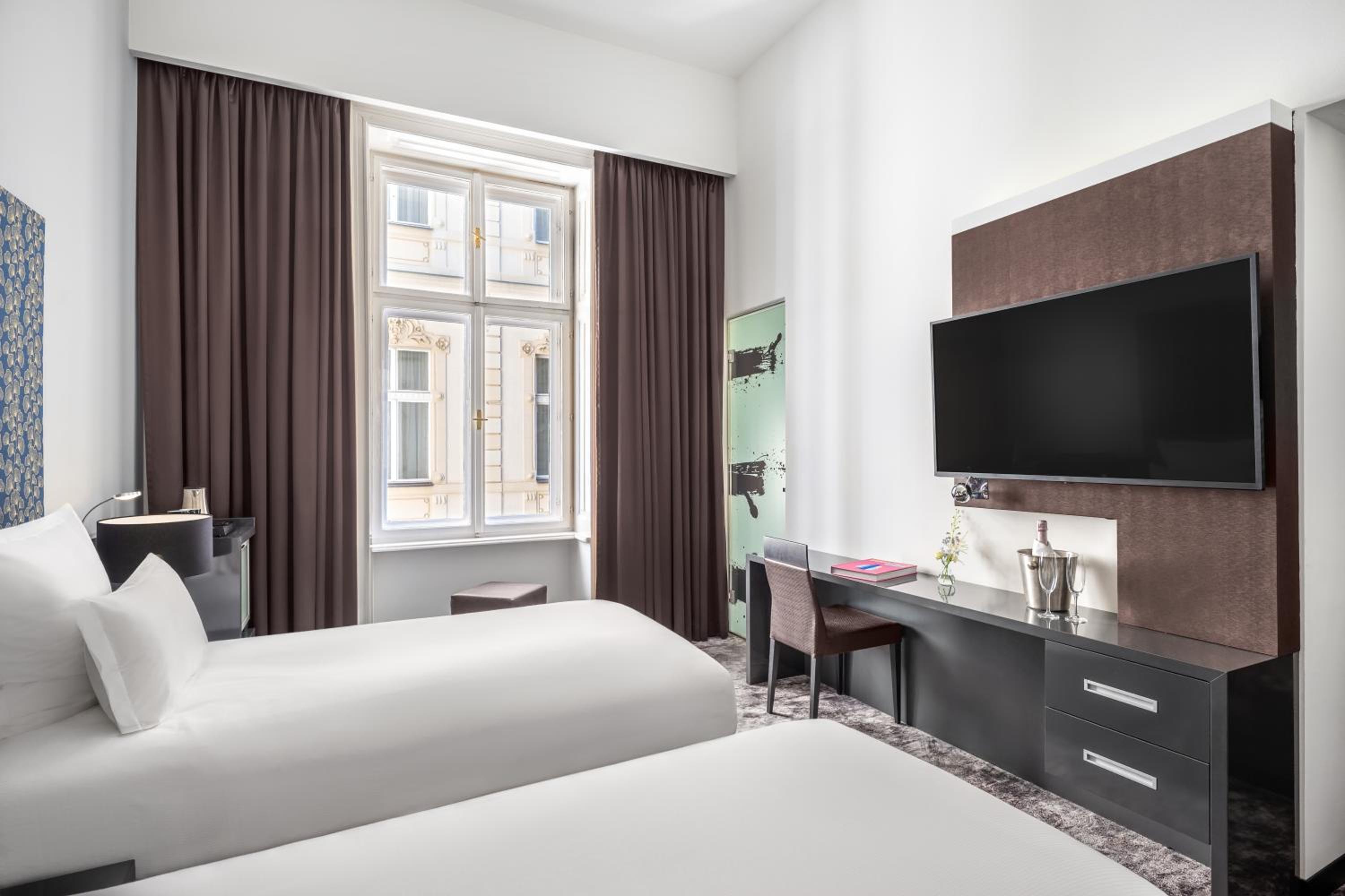 Classic Room with 2 Single Beds - Photo 11