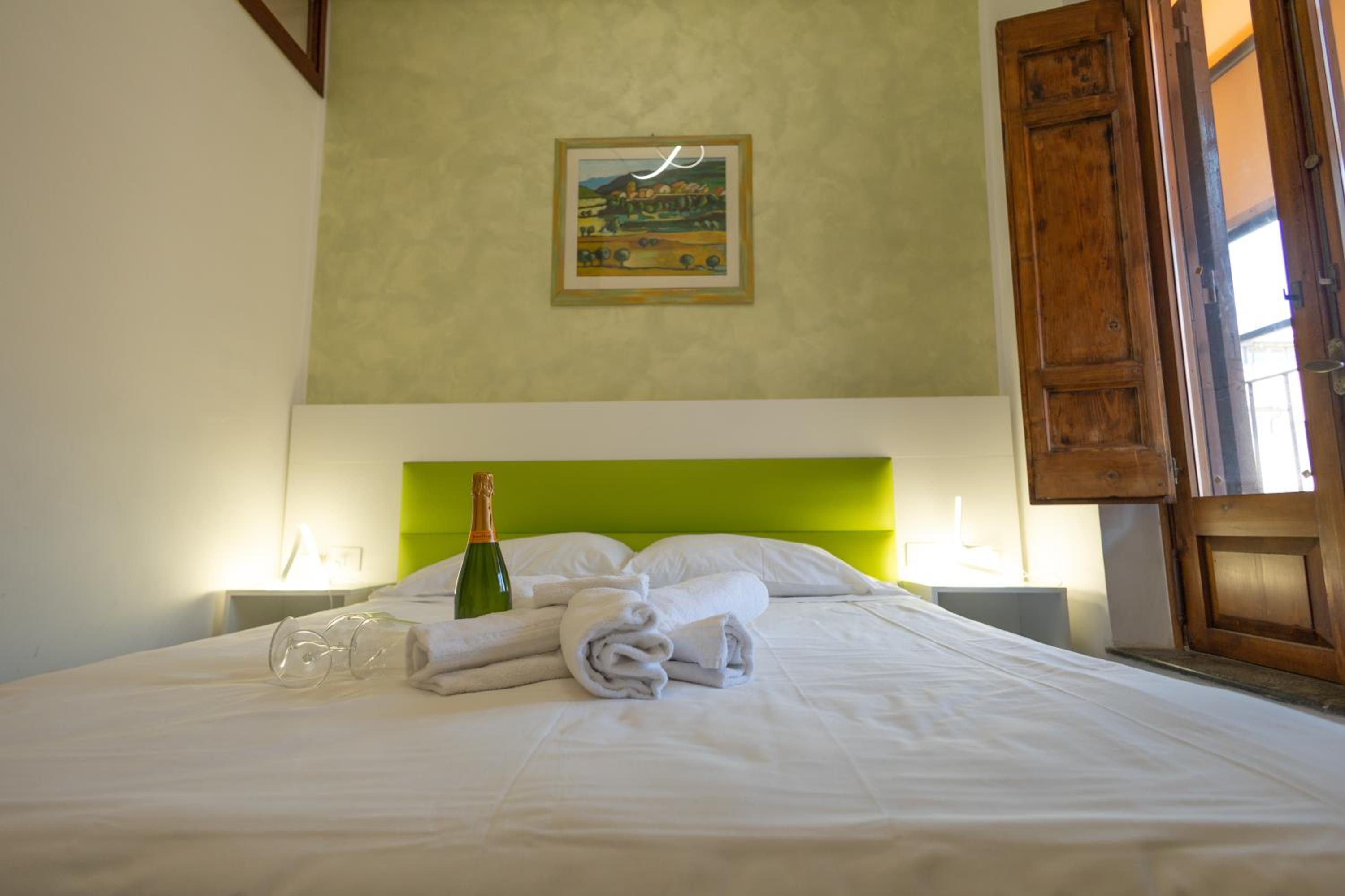 Deluxe Double Room with Balcony photo 3
