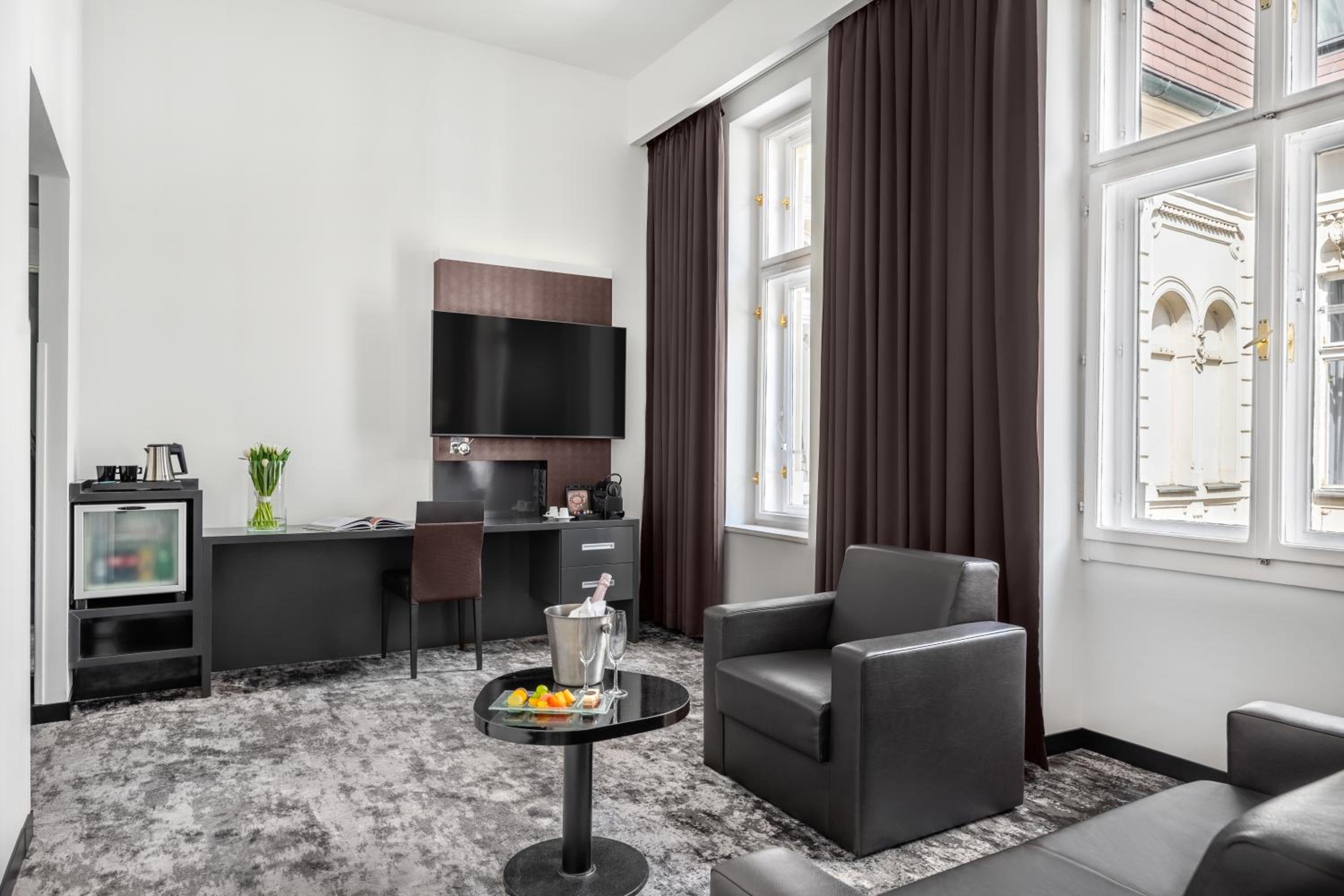 Junior Suite with One King Bed and Sofa thumbnail 6