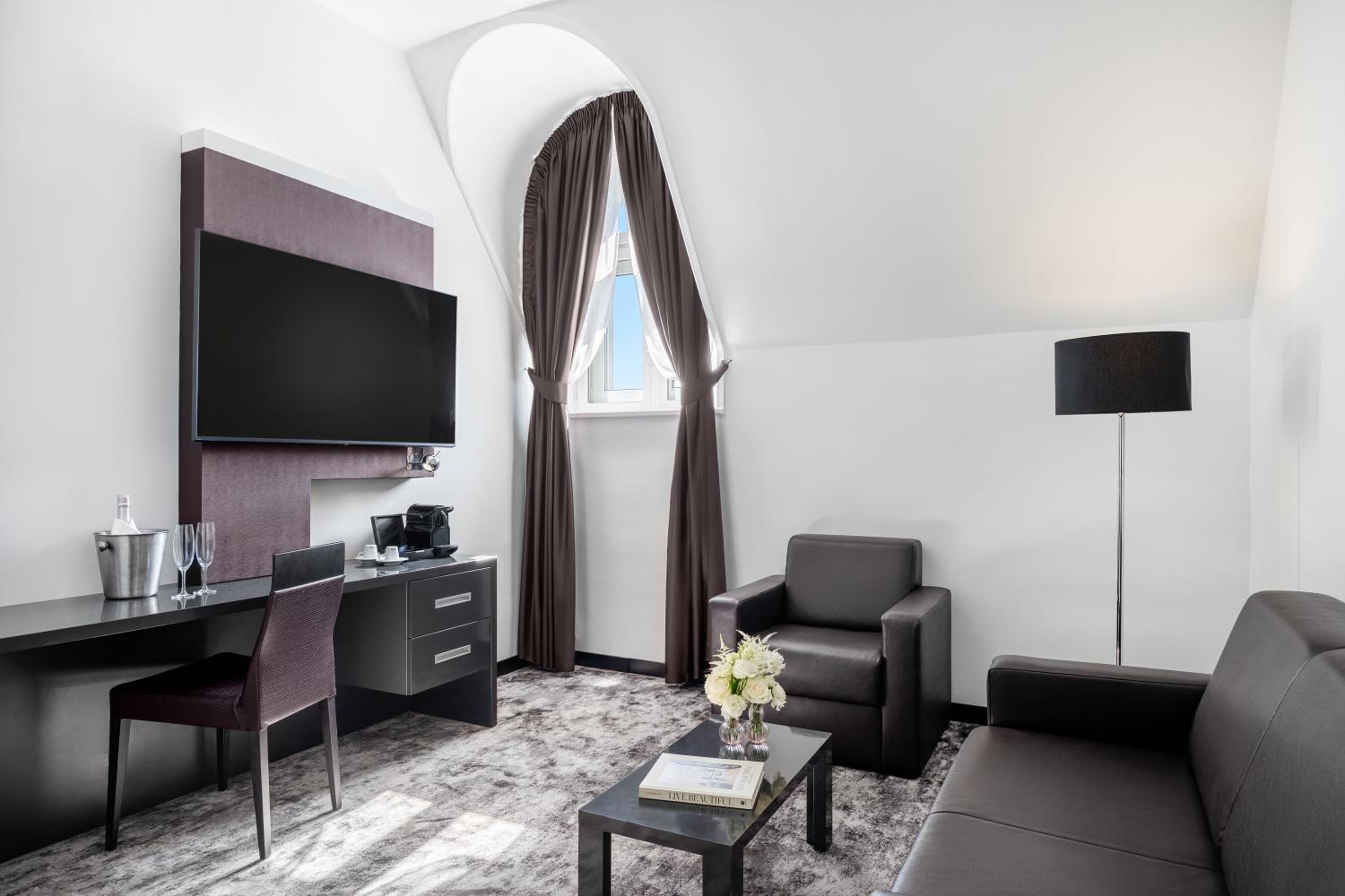 Junior Suite with One King Bed and Sofa