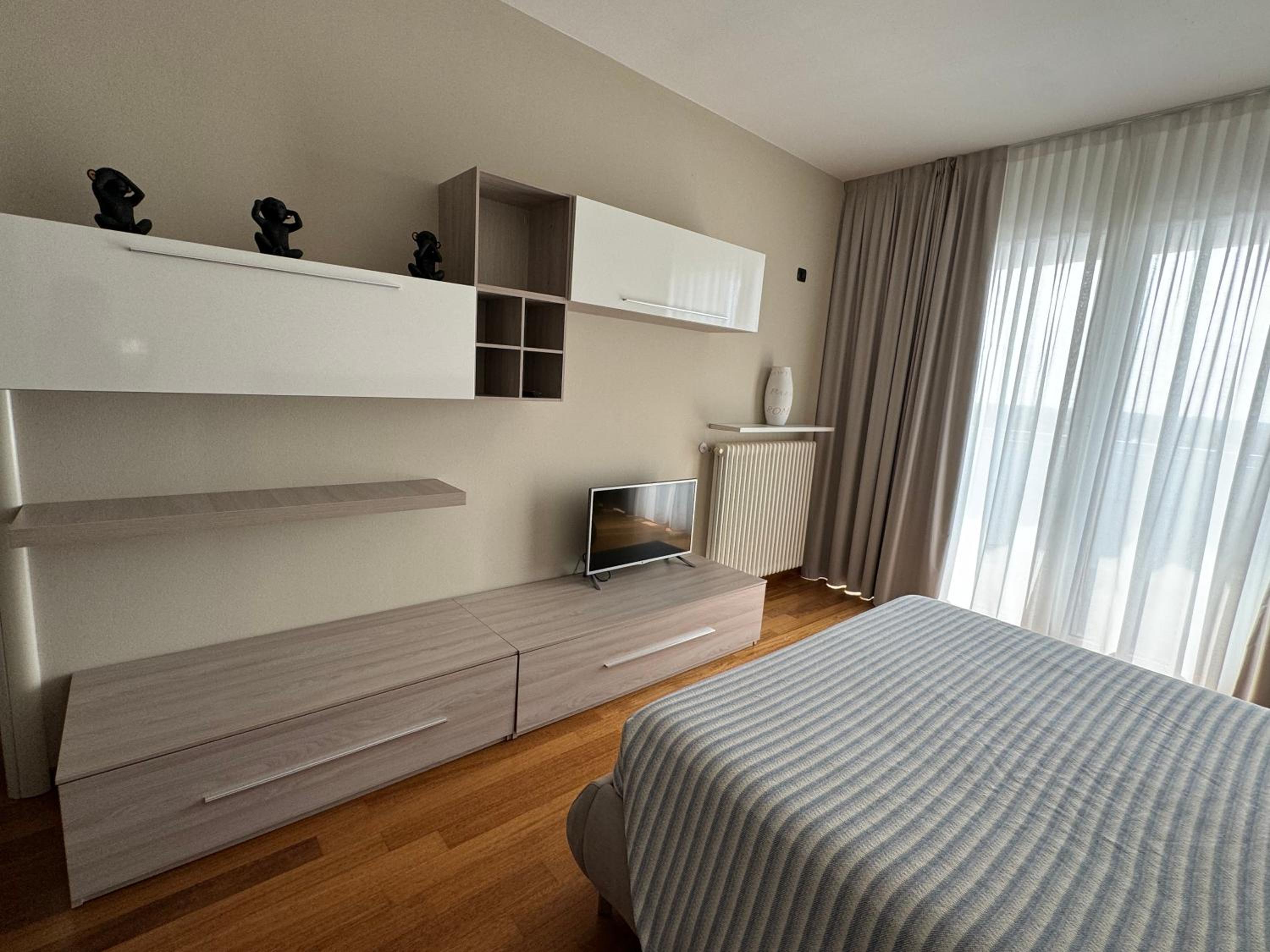 One-Bedroom Apartment photo 2
