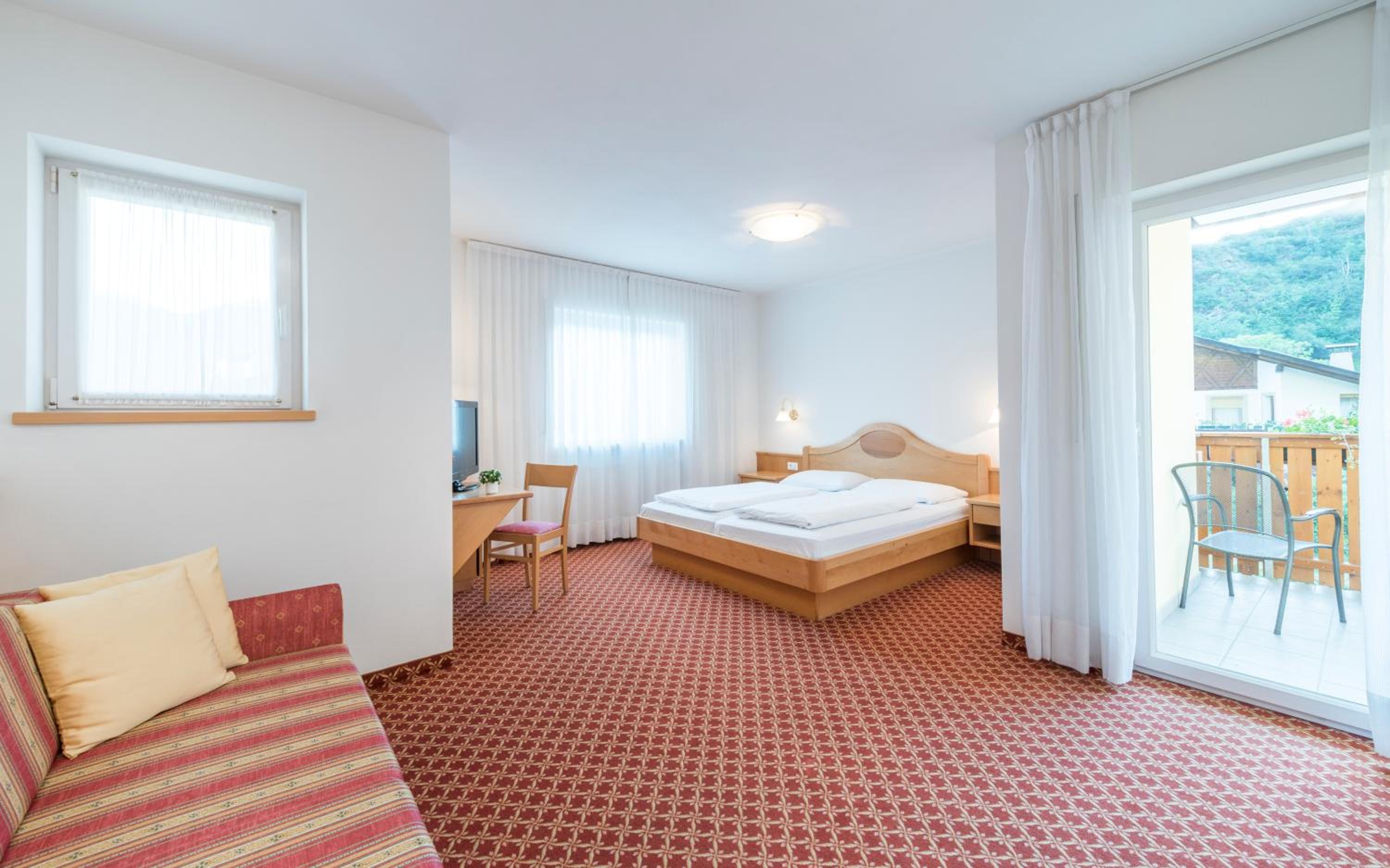 Superior Double Room with Balcony - Photo 4
