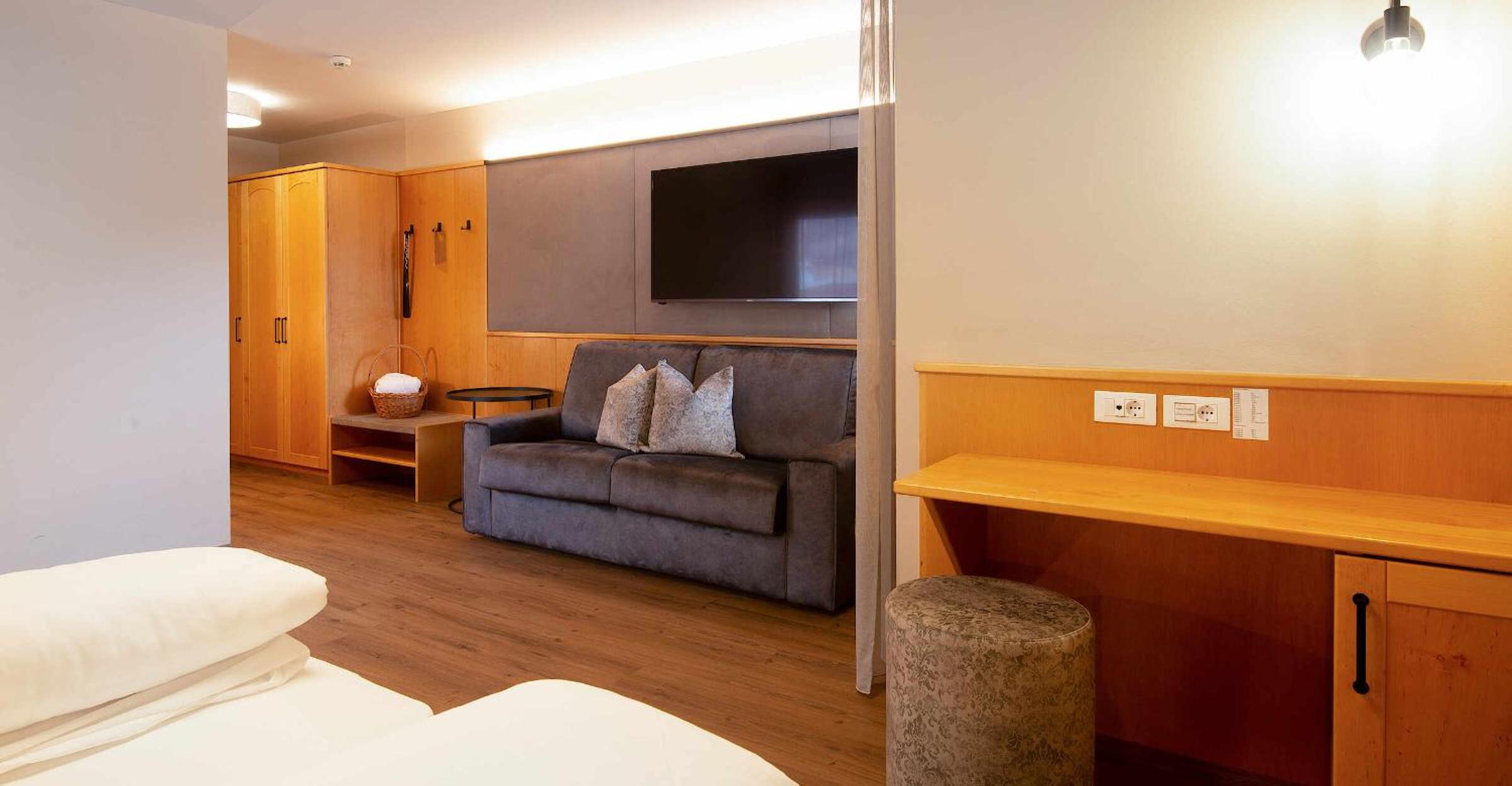 Deluxe Double Room with Balcony - Photo 5