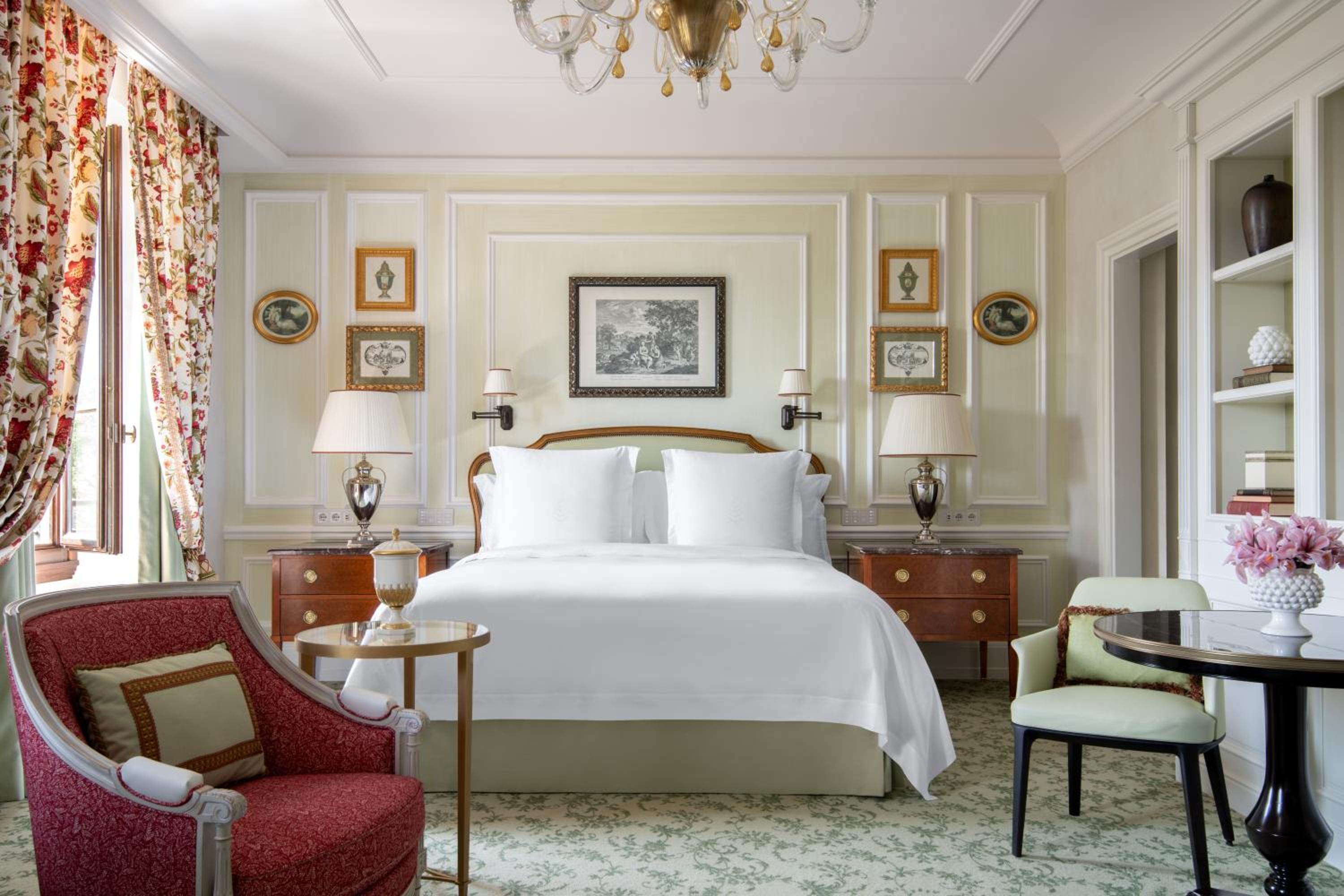 Four Seasons King Room thumbnail 6