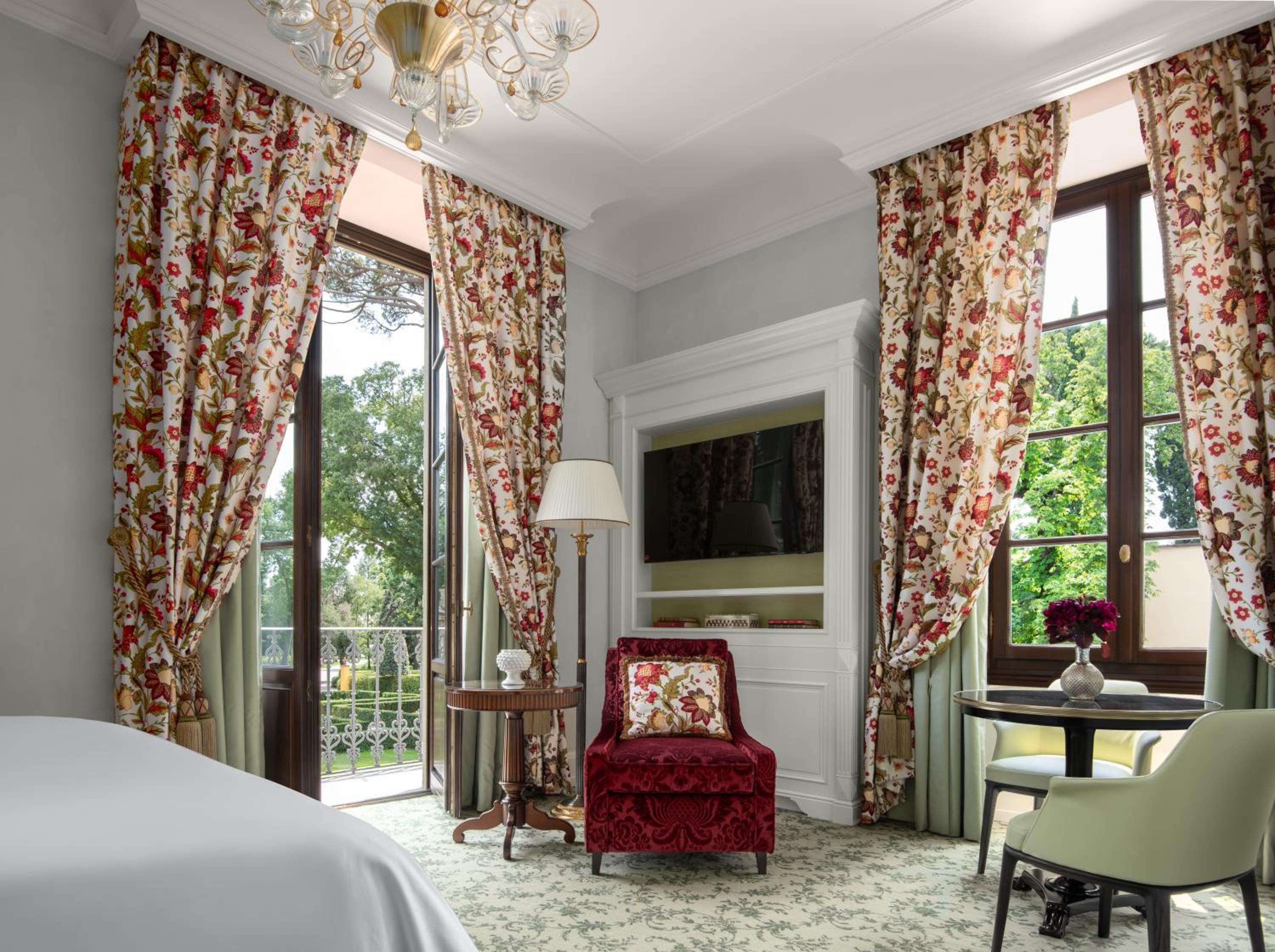 Premier King Room with One King Bed (Non Smoking) - Photo 9