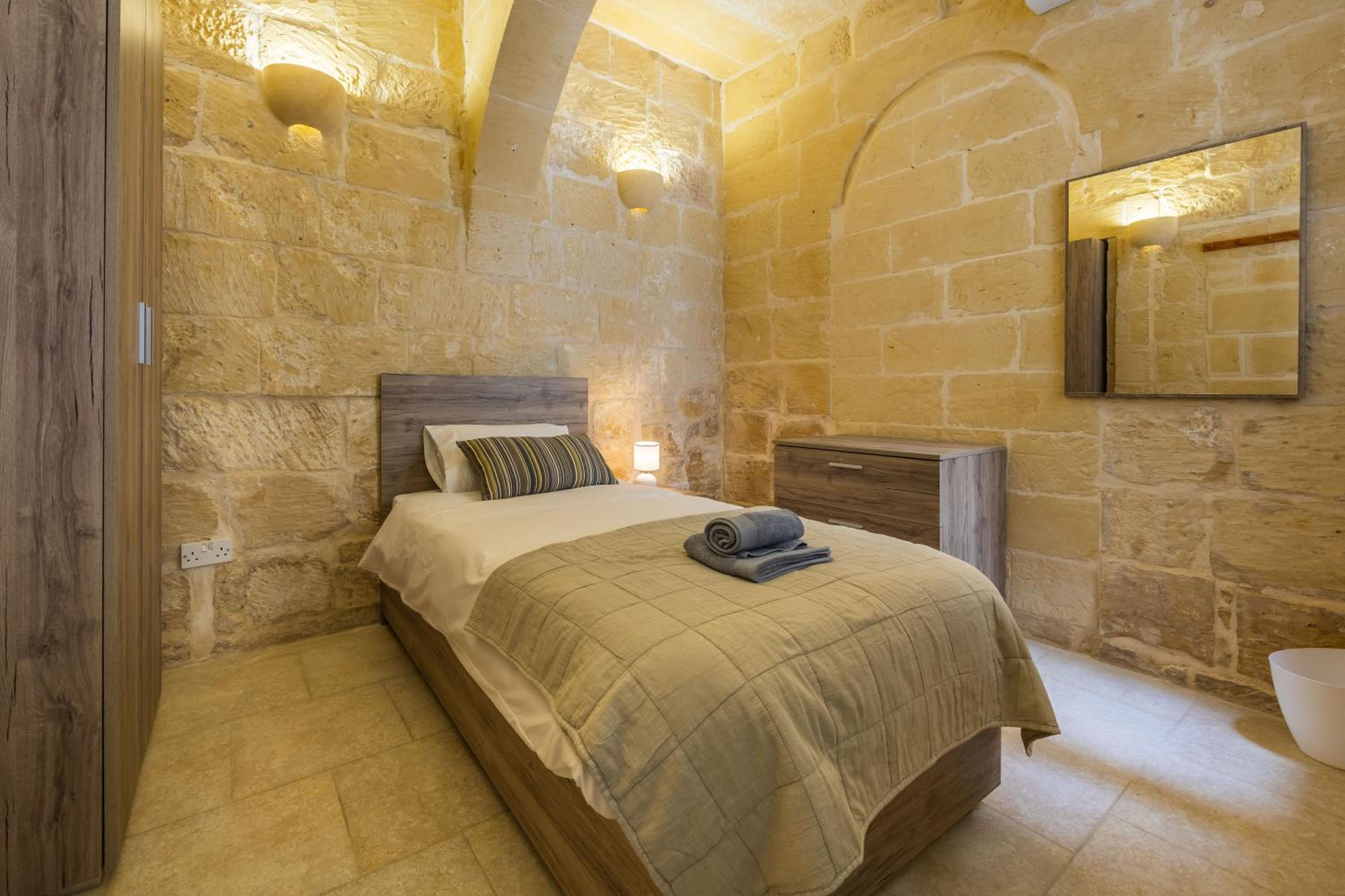 Single Room with Private Bathroom photo 1