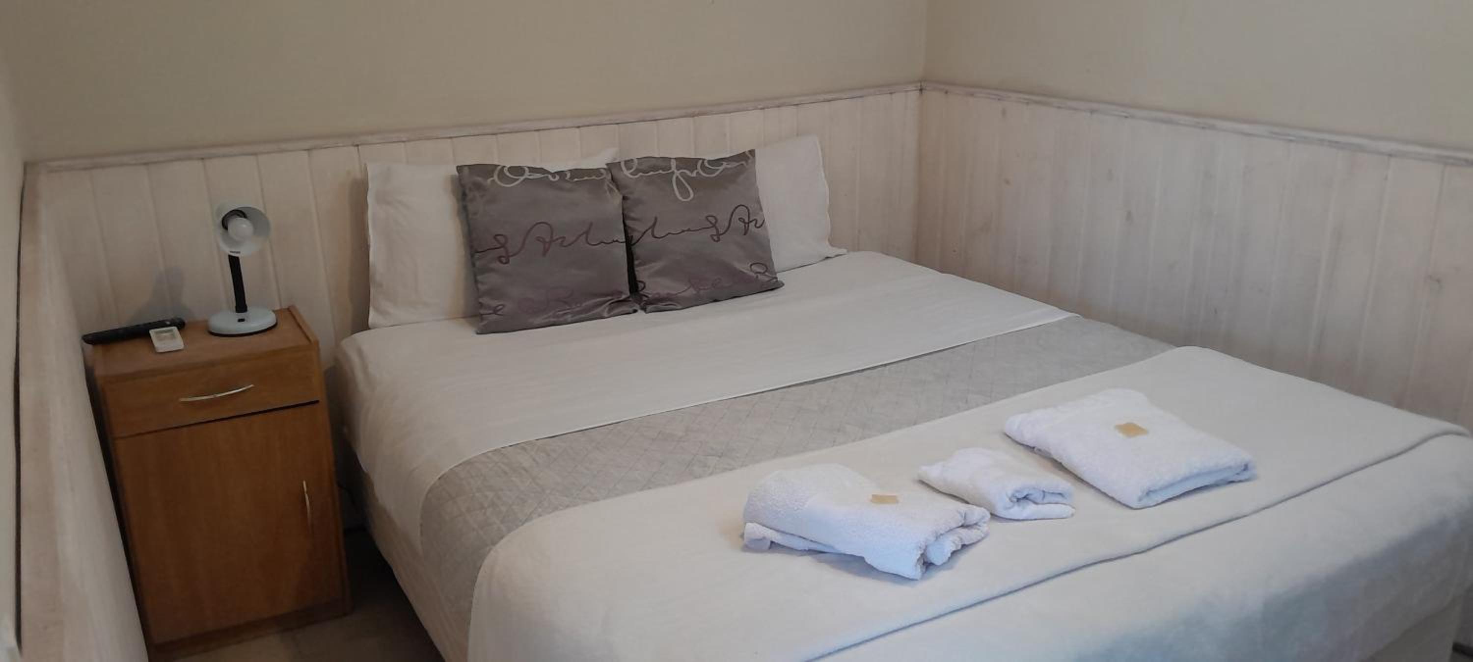 Basic Triple Room with Shared Bathroom photo 1