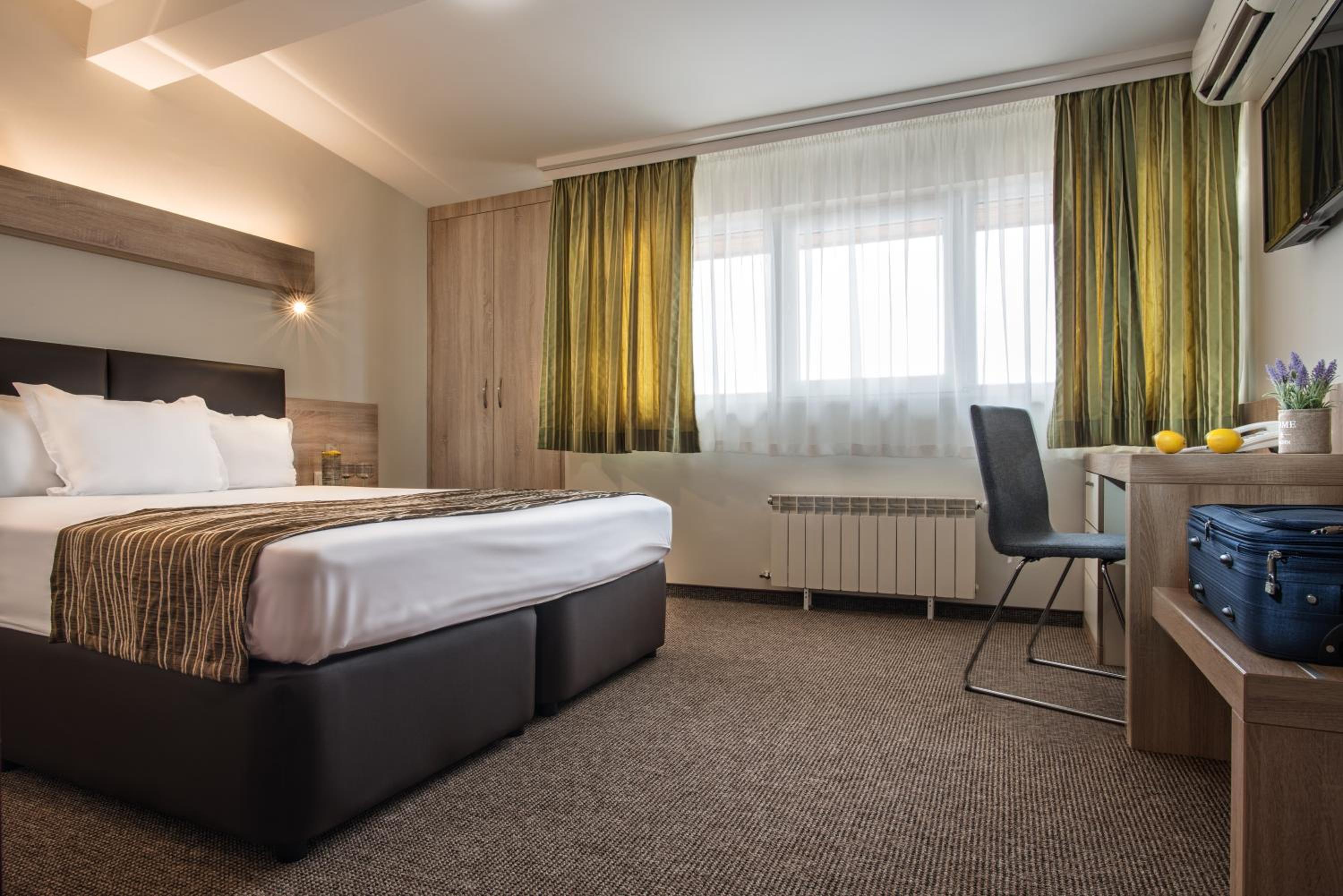 Queen Room - Photo 4