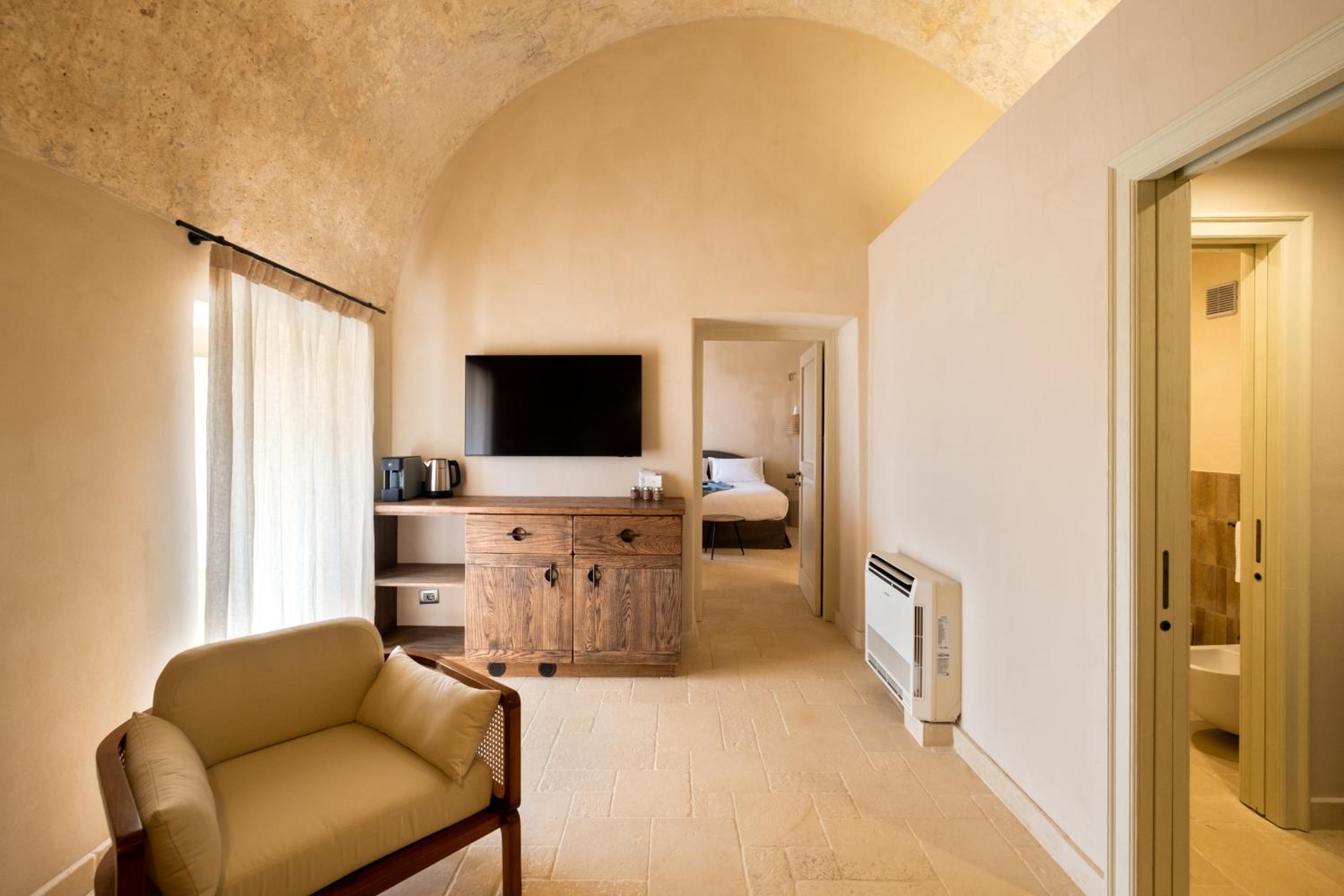 Suite with Balcony - Photo 8