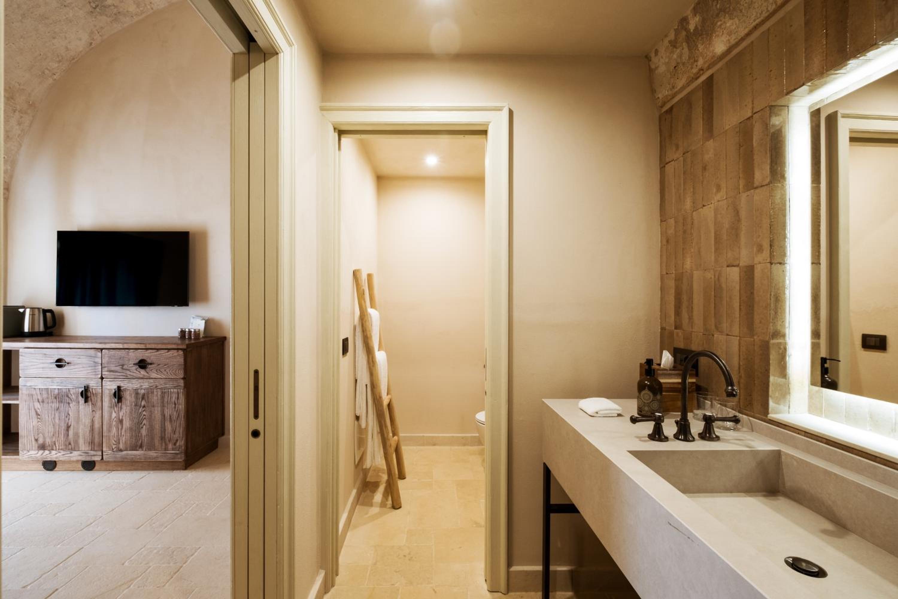 Suite with Balcony - Photo 5