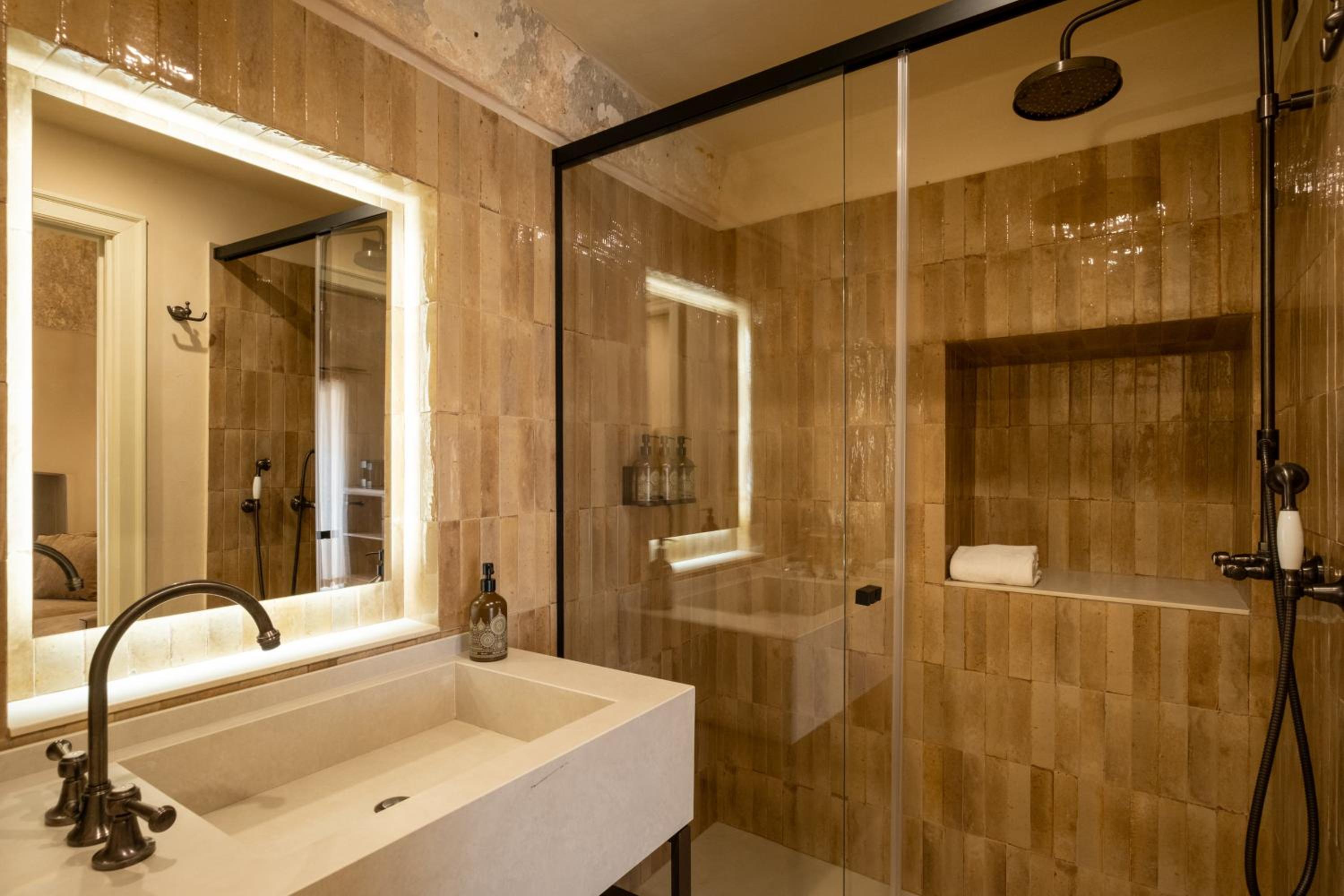 Suite with Balcony - Photo 4
