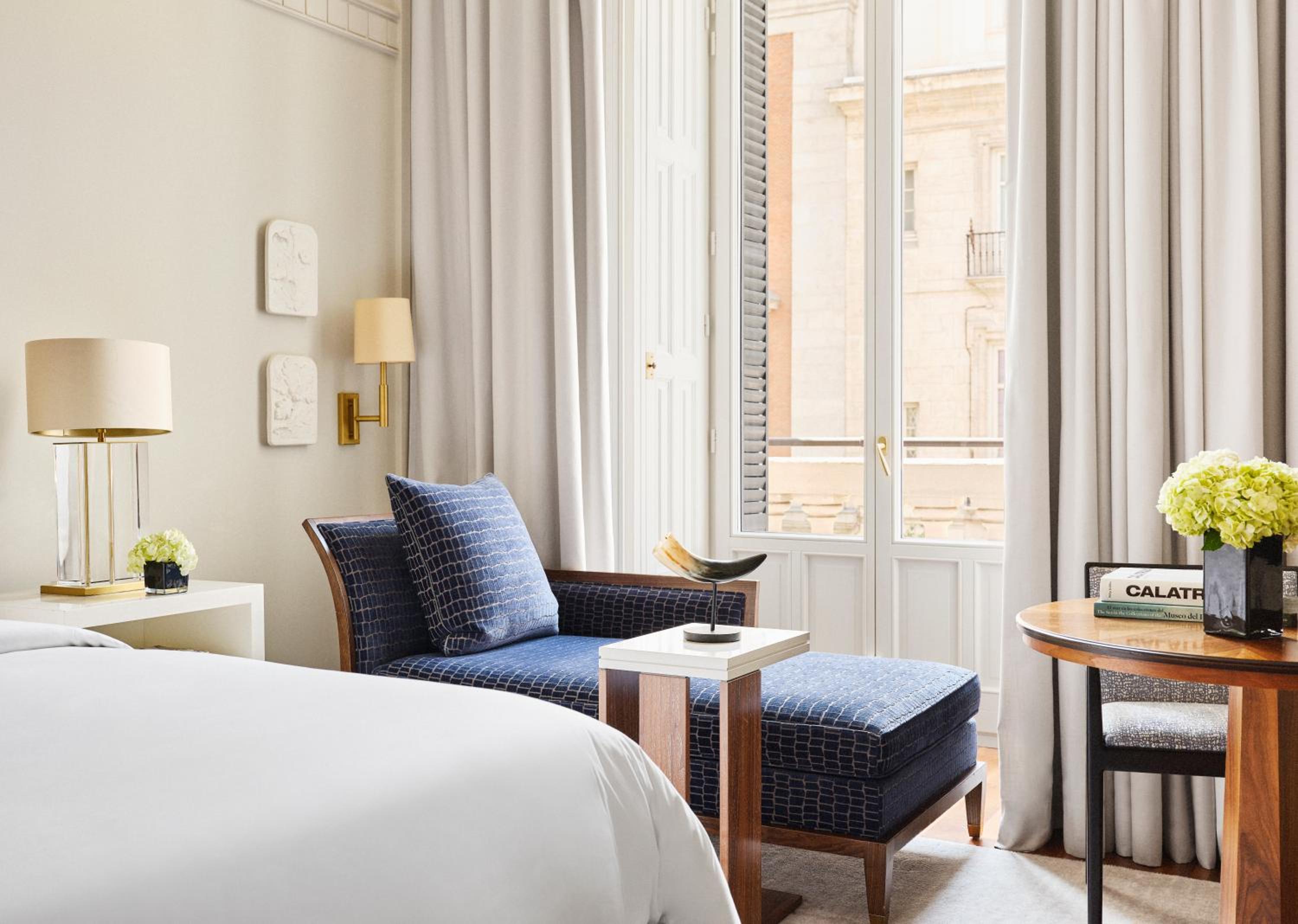 Deluxe Room with Juliet Balcony - Photo 2