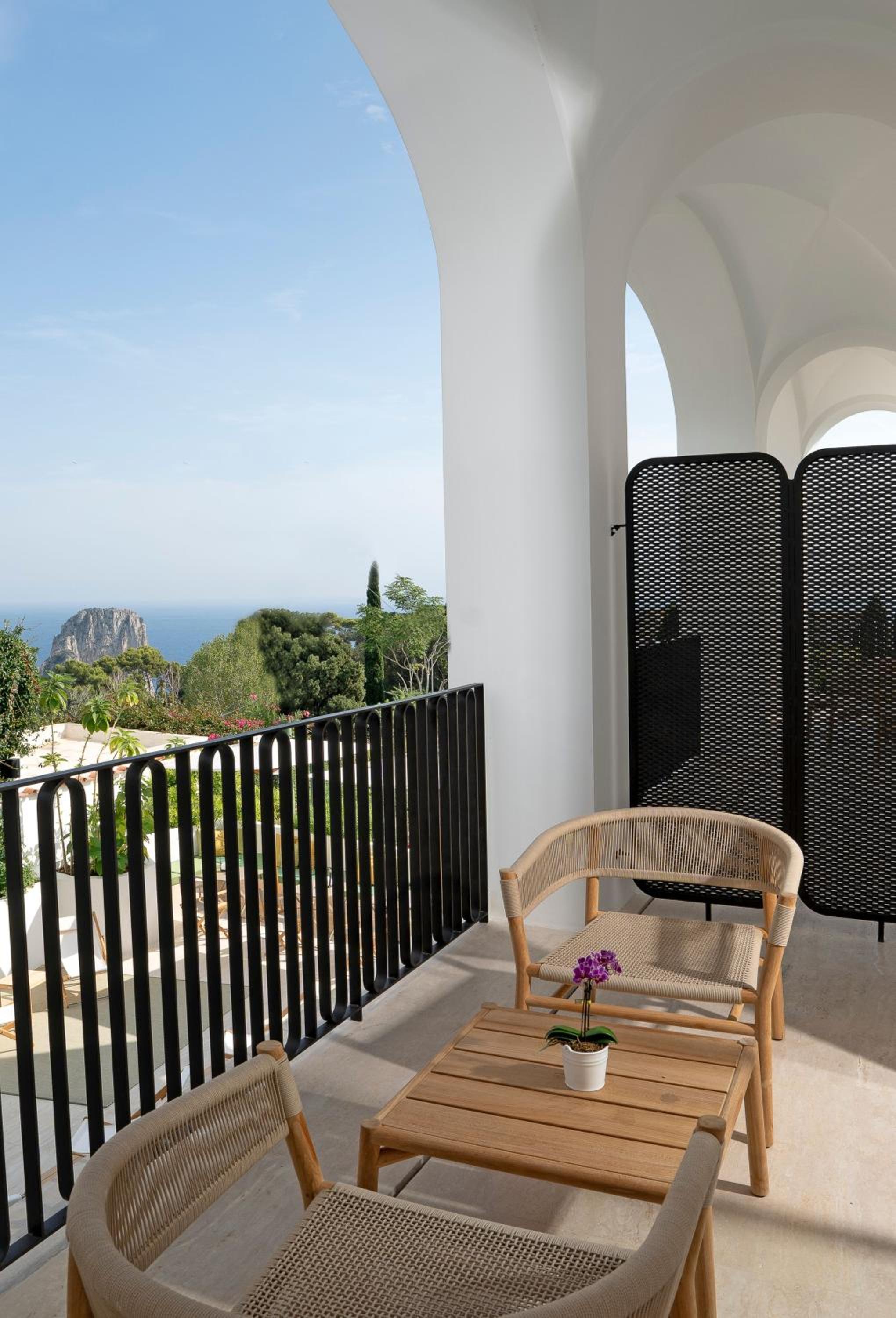 Deluxe Double Room with Balcony and Sea View thumbnail 5