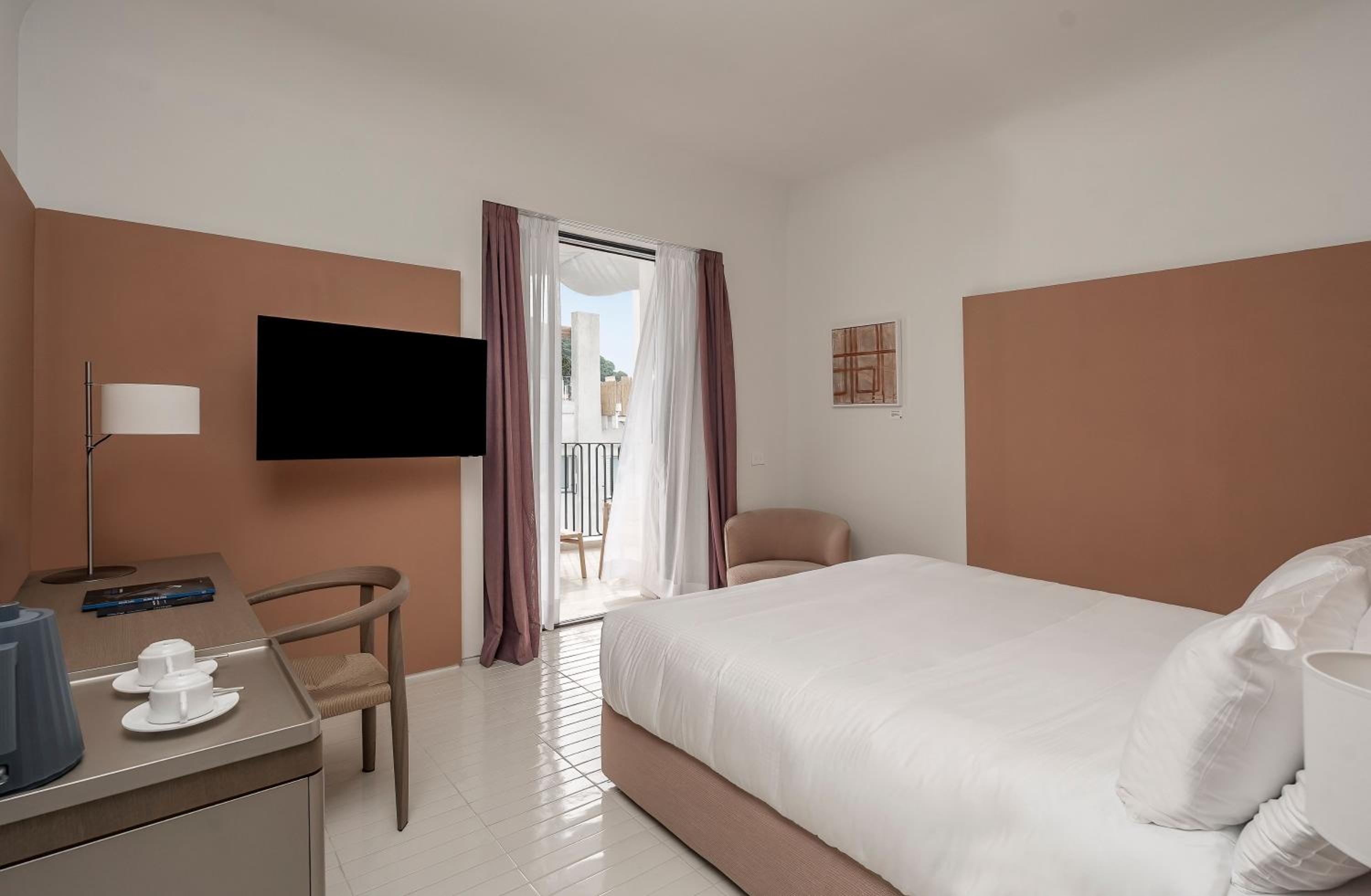 Deluxe Double Room with Balcony and Sea View