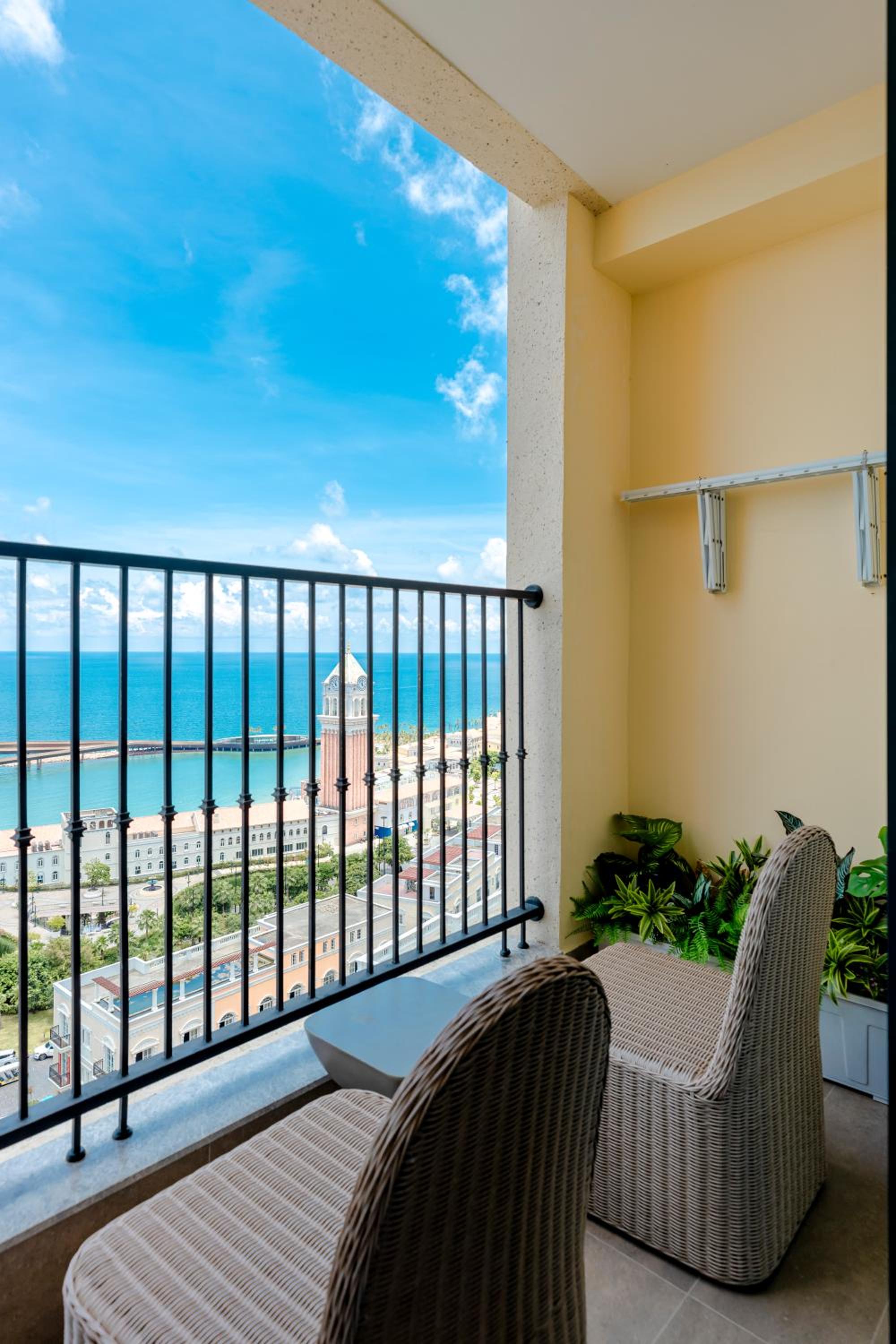 One-Bedroom Apartment with Balcony and Sea View - Photo 12